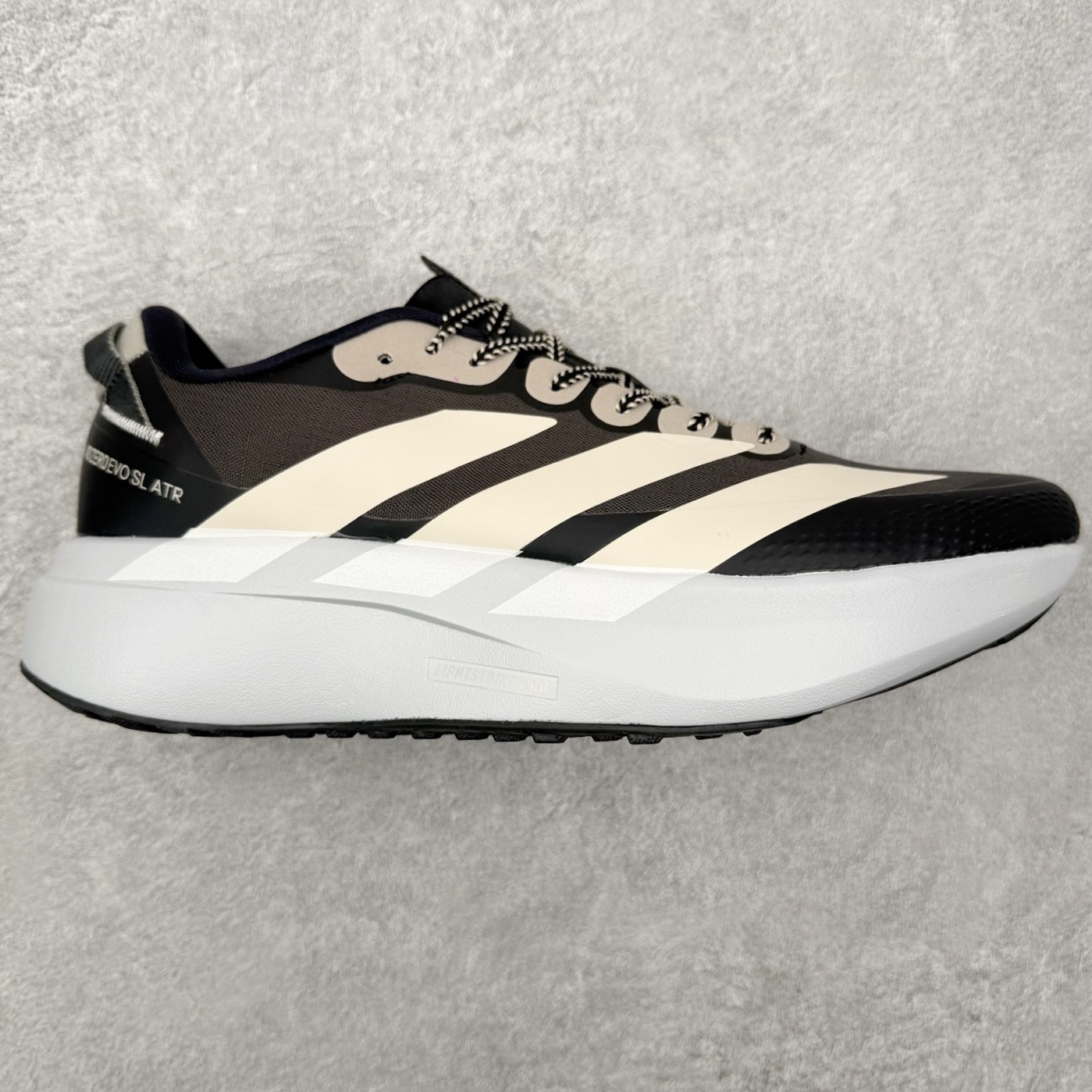 AD Adizero EVO SL ATR M 马拉松竞速专业跑鞋 CELERMESH针织网面非常轻薄 纤维间的缝隙很大 可以保证跑步时的透气、排汗效果 鞋舌直接与两侧的内衬和鞋底连接在一起 在跑步过程中不会被鞋舌的左右移动所困扰 在标准鞋带孔的基础上再拓宽一组鞋带孔 适合不同脚型的需求 突破性 EnergyRods 技术，有助于跑者实现更好的成绩 中底独特的LIGHTSTRIKE PRO泡棉材质 微弹感觉在跑步过程中给予了良好的支撑体验 对于顶级精英和高水平进阶跑者来说 ADIOS PRO是一双值得信赖的竞速比赛用鞋 尺码：36 36.5 37.5 38 38.5 39 40 40.5 41 42 42.5 43 44 44.5 45-选品中心