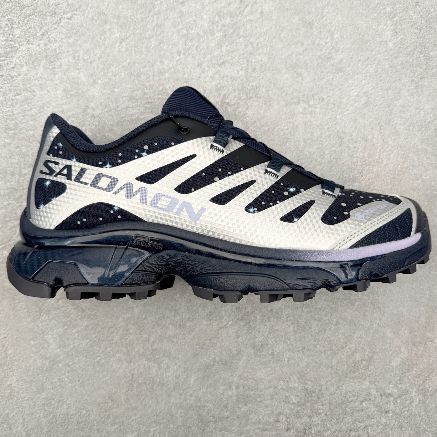 ＃GD Salomon XT-4 OG Advanced 萨洛蒙系列低帮城市越野机能透气休闲运动鞋 马年限定黑红 鞋舌处附有迷你网眼袋收纳鞋绳以及下方的多色 Logo 标签 接着搭载奶油色 ACS 技术中底以及金色 TPU 塑料部件提升鞋款耐用性 中底与鞋面之间饰有海蓝色条状细节有效增添鞋款层次 最后应用黑色 Contragrip Chevron 外底完成鞋款设计 这次配色颇为高调 两款配色均以绚丽的渐变设计呈现 一款以粉紫渐变主打 另一款以黄绿渐变呈现 视觉效果相当吸睛 鞋面的使用玻璃纤维覆盖物加固 并通过细绳扣系带系统进行锁定 Salomon 的品牌logo 出现在脚后跟和前掌部位 中底虽然偏薄 但非常耐用 与模压塑料ACS 框架以及致密AC2 Muscle 鞋底单元结合 能够提供出色的支撑力和缓冲性 尺码：36 36.5 37.5 38 38.5 39 40 40.5 41 42 42.5 43 44 44.5 45-选品中心