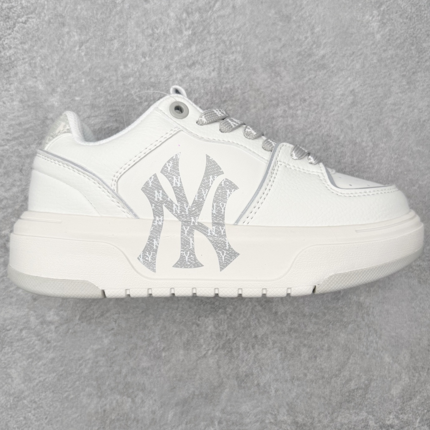 MLB Chunky Liner Basic 复古印花学长鞋系列低帮轻量增高厚底百搭休闲运动慢跑鞋板鞋 Korea韩国联名NY美国榄球纽约洋基队限定 韩国代购专供 全套原楦原纸板原厂数据开发 正确中底拉帮中底网布细节 平台代购专供 左脚内置芯片 韩国代购吊牌标贴 独家一比一RB+MD组合大底 高频后跟小人Logo精准对位立体饱满 正确网布加超迁鞋面 转印中底走线紧密 转印Logo工艺表层防刮不掉色 尺码：35 36 36.5 37.5 38 38.5 39 40 40.5 41 42 42.5 43 44 45-选品中心