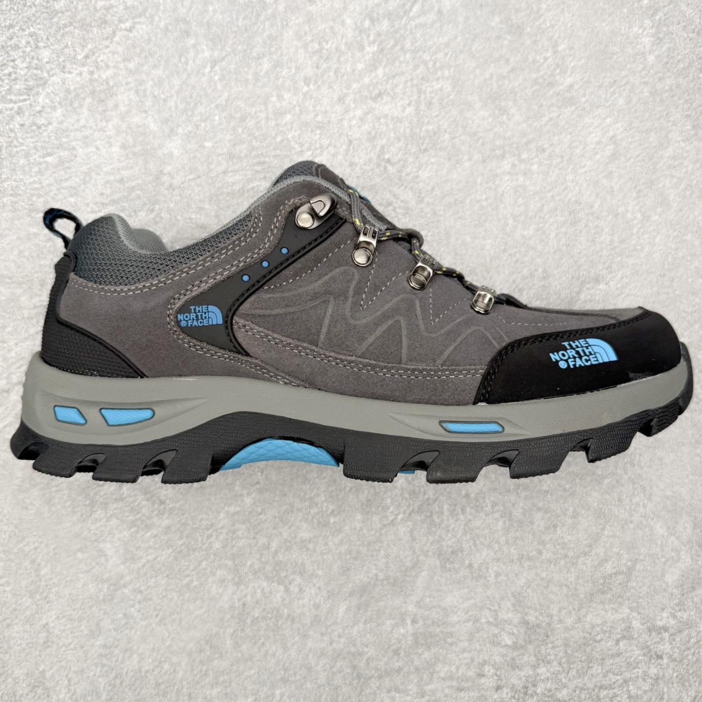 The North Face 北面乐斯菲斯户外运动休闲登山鞋越野徒步鞋 广东大厂品质 面料采用进口磨砂牛皮 鞋底采用Vibram黄金大底 专门为鞋底设计的橡胶以出色的耐磨性 良好的防滑性或得不少户外运动爱好者的喜欢 专业户外登山品牌（北面）The North Face自1966年创立，由两位热爱登山徒步的年轻登山者于美西旧金山开创，不断透过研发与创新，并且将最先进的技术结合在服装与鞋款设计，生产多种外型帅气且专业能力非常强的户外运动装备而备受欢迎。尺码：39-45（运动鞋码）-选品中心
