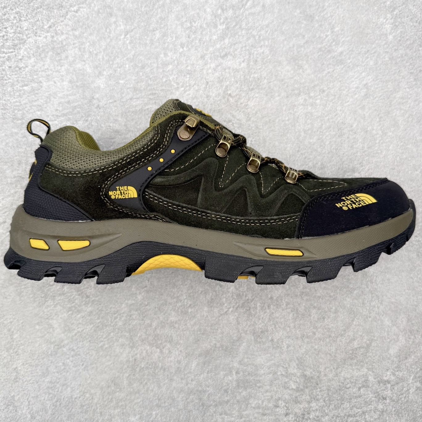 The North Face 北面乐斯菲斯户外运动休闲登山鞋越野徒步鞋 广东大厂品质 面料采用进口磨砂牛皮 鞋底采用Vibram黄金大底 专门为鞋底设计的橡胶以出色的耐磨性 良好的防滑性或得不少户外运动爱好者的喜欢 专业户外登山品牌（北面）The North Face自1966年创立，由两位热爱登山徒步的年轻登山者于美西旧金山开创，不断透过研发与创新，并且将最先进的技术结合在服装与鞋款设计，生产多种外型帅气且专业能力非常强的户外运动装备而备受欢迎。尺码：39-45（运动鞋码）-选品中心