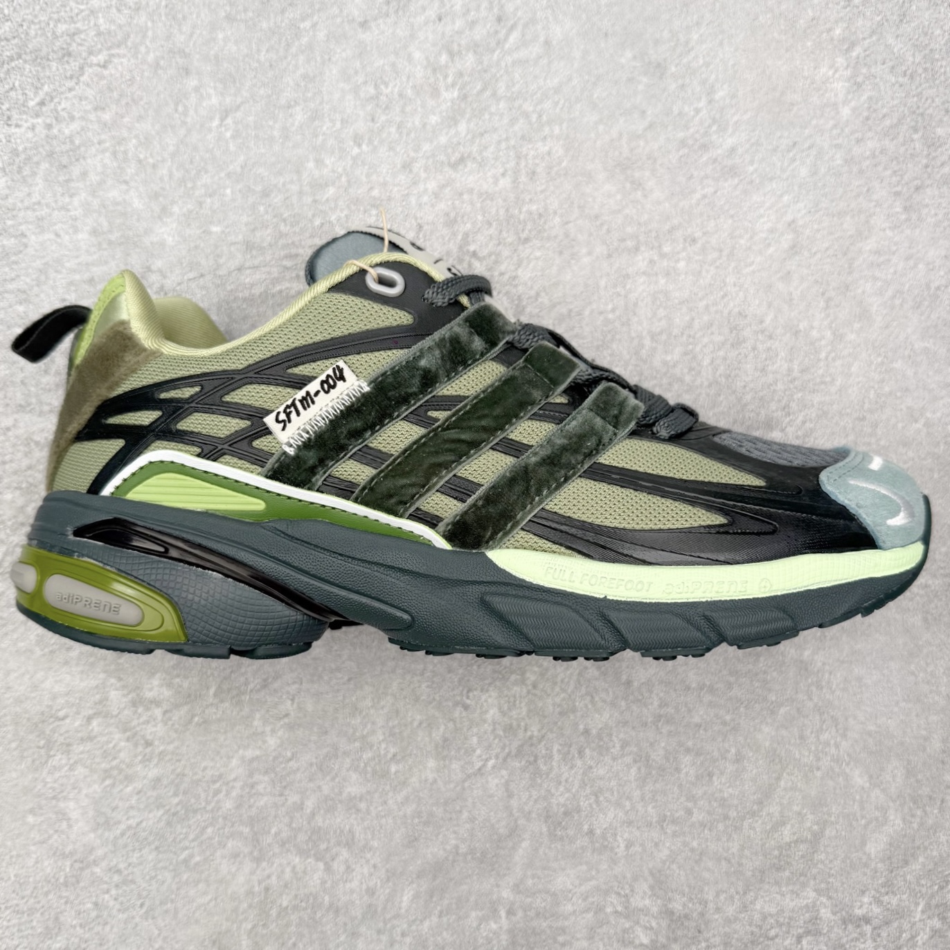 ＃HZ SFTM x AD Originals ADISTAR CUSHION 004 联名复古舒适防滑耐磨低帮生活休闲鞋 JH9008 SFTM将黑暗浪漫主义融入至鞋款当中，既有文艺复兴和维多利亚时代的优雅、古典，又加入了现代叛逆元素，创造出一种历史感与现代特色相互交融的设计。质感一直都是这个系列的拿手强项，整个鞋身可以看到缎面、网眼、马毛和绒面革等丰富材质，结合富有光泽的 TPU 结构，带来无与伦比的层次感和质感。提到叛逆元素，这次 SFTM 高调地将联名专属 Logo 呈现在巨大的织唛上，抽象扭曲的三叶草释放独特的街头美学。后跟更是质感层次集中的一个区域，仿佛是在对鞋面做了一个总结。外底方面，保持了 ADISTAR Cushion 的运动基因，轮胎般的复古纹理，带来强大的耐用性和防滑。尺码：36 36.5 37.5 38 38.5 39 40 40.5 41 42 42.5 43 44 44.5 45-选品中心