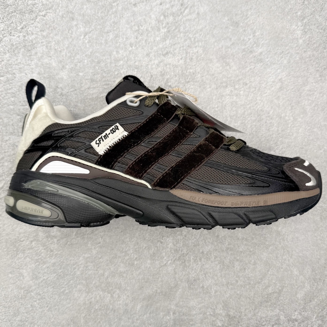 ＃HZ SFTM x AD Originals ADISTAR CUSHION 004 联名复古舒适防滑耐磨低帮生活休闲鞋 JH9007 SFTM将黑暗浪漫主义融入至鞋款当中，既有文艺复兴和维多利亚时代的优雅、古典，又加入了现代叛逆元素，创造出一种历史感与现代特色相互交融的设计。质感一直都是这个系列的拿手强项，整个鞋身可以看到缎面、网眼、马毛和绒面革等丰富材质，结合富有光泽的 TPU 结构，带来无与伦比的层次感和质感。提到叛逆元素，这次 SFTM 高调地将联名专属 Logo 呈现在巨大的织唛上，抽象扭曲的三叶草释放独特的街头美学。后跟更是质感层次集中的一个区域，仿佛是在对鞋面做了一个总结。外底方面，保持了 ADISTAR Cushion 的运动基因，轮胎般的复古纹理，带来强大的耐用性和防滑。尺码：36 36.5 37.5 38 38.5 39 40 40.5 41 42 42.5 43 44 44.5 45-选品中心
