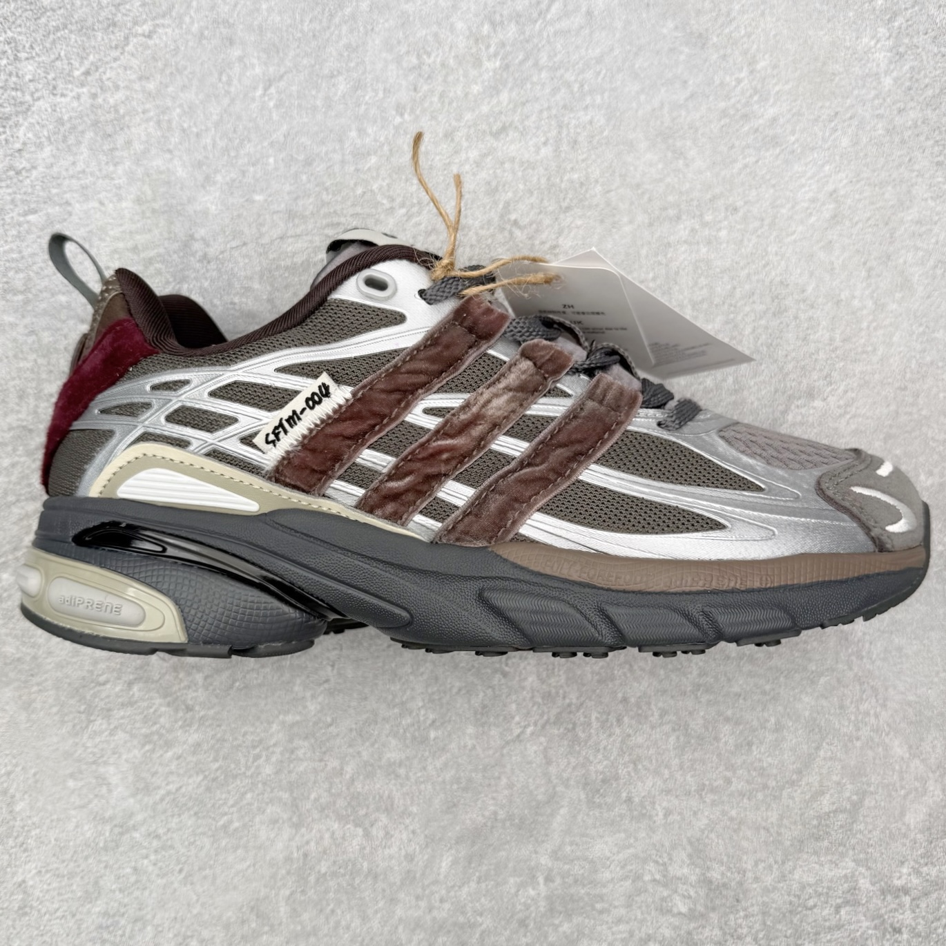 ＃HZ SFTM x AD Originals ADISTAR CUSHION 004 联名复古舒适防滑耐磨低帮生活休闲鞋 JH9009 SFTM将黑暗浪漫主义融入至鞋款当中，既有文艺复兴和维多利亚时代的优雅、古典，又加入了现代叛逆元素，创造出一种历史感与现代特色相互交融的设计。质感一直都是这个系列的拿手强项，整个鞋身可以看到缎面、网眼、马毛和绒面革等丰富材质，结合富有光泽的 TPU 结构，带来无与伦比的层次感和质感。提到叛逆元素，这次 SFTM 高调地将联名专属 Logo 呈现在巨大的织唛上，抽象扭曲的三叶草释放独特的街头美学。后跟更是质感层次集中的一个区域，仿佛是在对鞋面做了一个总结。外底方面，保持了 ADISTAR Cushion 的运动基因，轮胎般的复古纹理，带来强大的耐用性和防滑。尺码：36 36.5 37.5 38 38.5 39 40 40.5 41 42 42.5 43 44 44.5 45-选品中心