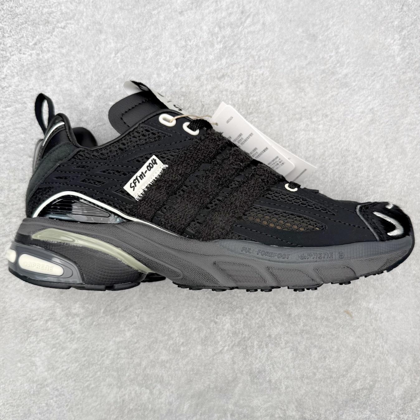＃HZ SFTM x AD Originals ADISTAR CUSHION 004 联名复古舒适防滑耐磨低帮生活休闲鞋 JP8416 SFTM将黑暗浪漫主义融入至鞋款当中，既有文艺复兴和维多利亚时代的优雅、古典，又加入了现代叛逆元素，创造出一种历史感与现代特色相互交融的设计。质感一直都是这个系列的拿手强项，整个鞋身可以看到缎面、网眼、马毛和绒面革等丰富材质，结合富有光泽的 TPU 结构，带来无与伦比的层次感和质感。提到叛逆元素，这次 SFTM 高调地将联名专属 Logo 呈现在巨大的织唛上，抽象扭曲的三叶草释放独特的街头美学。后跟更是质感层次集中的一个区域，仿佛是在对鞋面做了一个总结。外底方面，保持了 ADISTAR Cushion 的运动基因，轮胎般的复古纹理，带来强大的耐用性和防滑。尺码：36 36.5 37.5 38 38.5 39 40 40.5 41 42 42.5 43 44 44.5 45-选品中心