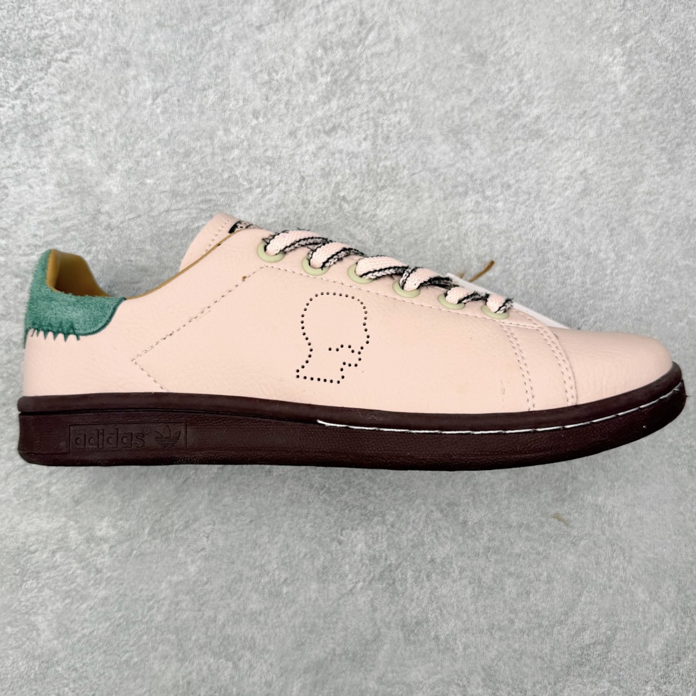 ＃HZ Brain Dead x AD Originals STAN SMITH 史密斯时尚舒适耐磨低帮板鞋 男女同款 脑死亡联名粉绿 IH3434 此番依旧以阿迪经典的网球鞋型Stan Smith为蓝本，向传奇温布尔登冠军致敬。Brain Dead主理人Kyle Ng再次开晒，率先亮相的是一双纯白皮革搭配橡胶外底配色，鞋舌处印有灰色的\\\