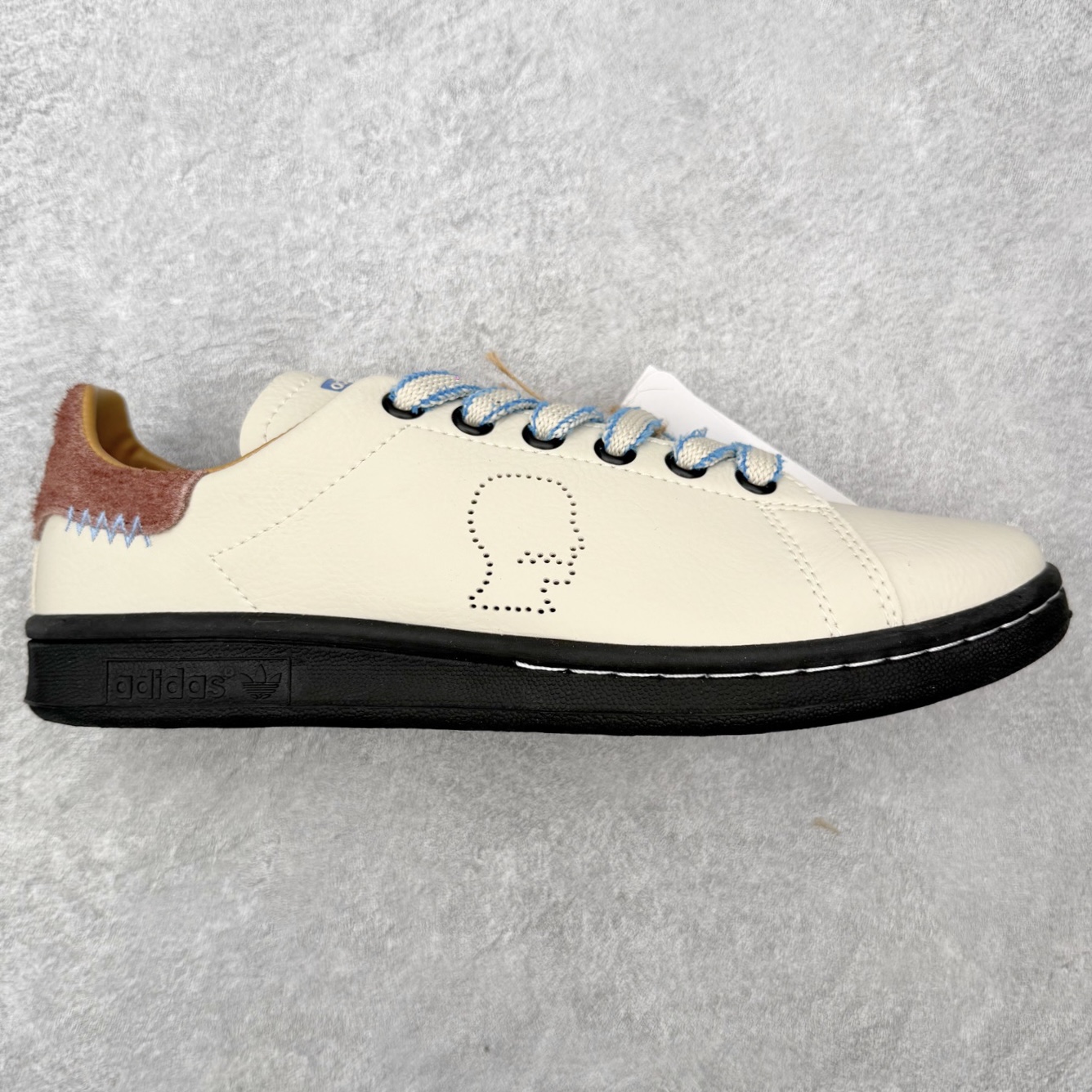 ＃HZ Brain Dead x AD Originals STAN SMITH 史密斯时尚舒适耐磨低帮板鞋 男女同款 脑死亡联名米棕 IH3432 此番依旧以阿迪经典的网球鞋型Stan Smith为蓝本，向传奇温布尔登冠军致敬。Brain Dead主理人Kyle Ng再次开晒，率先亮相的是一双纯白皮革搭配橡胶外底配色，鞋舌处印有灰色的\\\