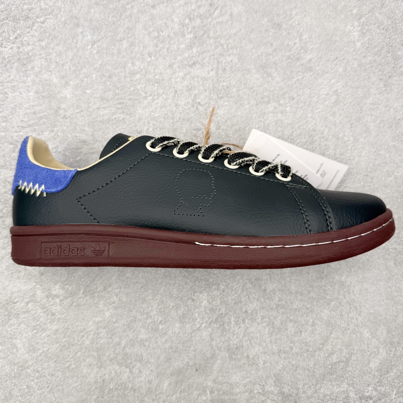 ＃HZ Brain Dead x AD Originals STAN SMITH 史密斯时尚舒适耐磨低帮板鞋 男女同款 脑死亡联名绿色 IH3433 此番依旧以阿迪经典的网球鞋型Stan Smith为蓝本，向传奇温布尔登冠军致敬。Brain Dead主理人Kyle Ng再次开晒，率先亮相的是一双纯白皮革搭配橡胶外底配色，鞋舌处印有灰色的\\\