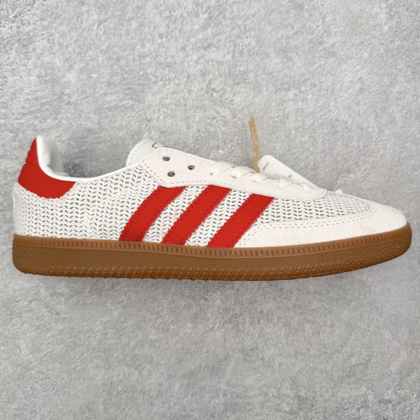 ＃HZ AD Original Samba OG 桑巴复古经典轻便板鞋 IG1380 口碑大厂出品 全网最全AD系列 品控大底版型不断改良更新 全套原纸板楦头开发 确保原汁原味 完美呈现桑巴版型 一比一鞋头弧度高度鞋身弧度 此版本只针对中端市场 皮料材质有所更替 其他数据细节工艺流程均保持一致 绝不口嗨 细节品控鞋型随意对比 正确烫金高频细节 原装纳米超迁皮料 独家私模橡胶大底 原盒原配 这款桑巴鞋展示了高质量的工艺 带有装饰的超锁缝制和无缝的手感 柔软、柔软的皮革造型和标志性的3条纹完成了精致的外观 正规合身鞋带 鞋面上有绒面鞋垫 橡胶鞋底 享受正畸套筒软感 自50年代首次亮相以来就一直在赢得粉丝的青睐 尺码：36 36.5 37.5 38 38.5 39 40 40.5 41 42 42.5 43 44 44.5 45-选品中心