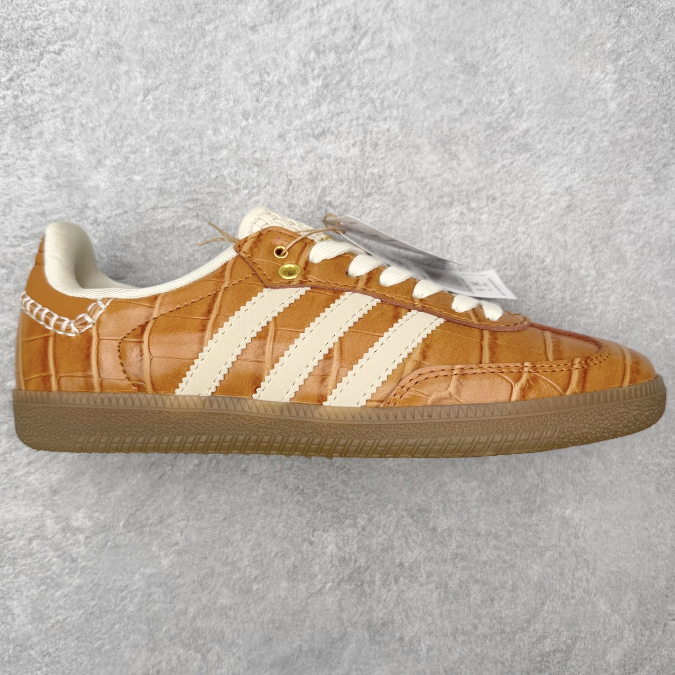 ＃HZ AD Original Samba OG 桑巴复古经典轻便板鞋 JH9826 口碑大厂出品 全网最全AD系列 品控大底版型不断改良更新 全套原纸板楦头开发 确保原汁原味 完美呈现桑巴版型 一比一鞋头弧度高度鞋身弧度 此版本只针对中端市场 皮料材质有所更替 其他数据细节工艺流程均保持一致 绝不口嗨 细节品控鞋型随意对比 正确烫金高频细节 原装纳米超迁皮料 独家私模橡胶大底 原盒原配 这款桑巴鞋展示了高质量的工艺 带有装饰的超锁缝制和无缝的手感 柔软、柔软的皮革造型和标志性的3条纹完成了精致的外观 正规合身鞋带 鞋面上有绒面鞋垫 橡胶鞋底 享受正畸套筒软感 自50年代首次亮相以来就一直在赢得粉丝的青睐 尺码：36 36.5 37.5 38 38.5 39 40 40.5 41 42 42.5 43 44 44.5 45-选品中心