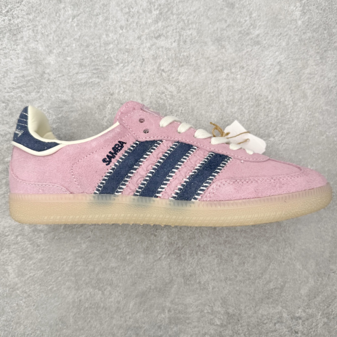 ＃HZ AD Original Samba OG 桑巴复古经典轻便板鞋 IG4198 口碑大厂出品 全网最全AD系列 品控大底版型不断改良更新 全套原纸板楦头开发 确保原汁原味 完美呈现桑巴版型 一比一鞋头弧度高度鞋身弧度 此版本只针对中端市场 皮料材质有所更替 其他数据细节工艺流程均保持一致 绝不口嗨 细节品控鞋型随意对比 正确烫金高频细节 原装纳米超迁皮料 独家私模橡胶大底 原盒原配 这款桑巴鞋展示了高质量的工艺 带有装饰的超锁缝制和无缝的手感 柔软、柔软的皮革造型和标志性的3条纹完成了精致的外观 正规合身鞋带 鞋面上有绒面鞋垫 橡胶鞋底 享受正畸套筒软感 自50年代首次亮相以来就一直在赢得粉丝的青睐 尺码：36 36.5 37.5 38 38.5 39 40 40.5 41 42 42.5 43 44 44.5 45-选品中心