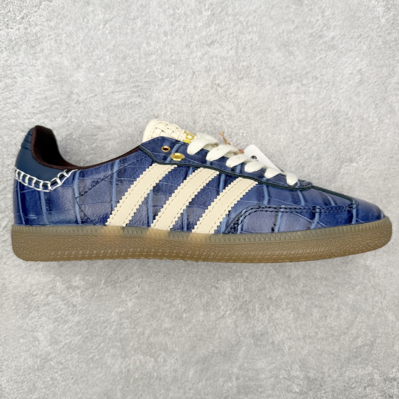 ＃HZ AD Original Samba OG 桑巴复古经典轻便板鞋 JH9825 口碑大厂出品 全网最全AD系列 品控大底版型不断改良更新 全套原纸板楦头开发 确保原汁原味 完美呈现桑巴版型 一比一鞋头弧度高度鞋身弧度 此版本只针对中端市场 皮料材质有所更替 其他数据细节工艺流程均保持一致 绝不口嗨 细节品控鞋型随意对比 正确烫金高频细节 原装纳米超迁皮料 独家私模橡胶大底 原盒原配 这款桑巴鞋展示了高质量的工艺 带有装饰的超锁缝制和无缝的手感 柔软、柔软的皮革造型和标志性的3条纹完成了精致的外观 正规合身鞋带 鞋面上有绒面鞋垫 橡胶鞋底 享受正畸套筒软感 自50年代首次亮相以来就一直在赢得粉丝的青睐 尺码：36 36.5 37.5 38 38.5 39 40 40.5 41 42 42.5 43 44 44.5 45-选品中心