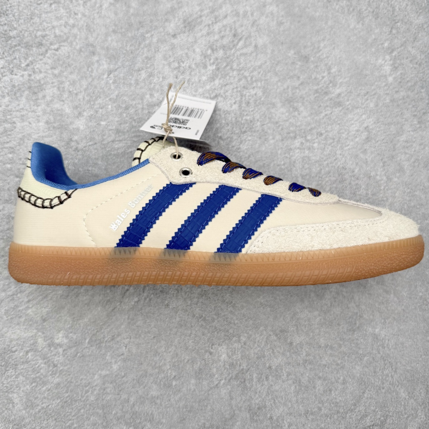 ＃HZ AD Original Samba OG 桑巴复古经典轻便板鞋 IH7756 口碑大厂出品 全网最全AD系列 品控大底版型不断改良更新 全套原纸板楦头开发 确保原汁原味 完美呈现桑巴版型 一比一鞋头弧度高度鞋身弧度 此版本只针对中端市场 皮料材质有所更替 其他数据细节工艺流程均保持一致 绝不口嗨 细节品控鞋型随意对比 正确烫金高频细节 原装纳米超迁皮料 独家私模橡胶大底 原盒原配 这款桑巴鞋展示了高质量的工艺 带有装饰的超锁缝制和无缝的手感 柔软、柔软的皮革造型和标志性的3条纹完成了精致的外观 正规合身鞋带 鞋面上有绒面鞋垫 橡胶鞋底 享受正畸套筒软感 自50年代首次亮相以来就一直在赢得粉丝的青睐 尺码：36 36.5 37.5 38 38.5 39 40 40.5 41 42 42.5 43 44 44.5 45-选品中心
