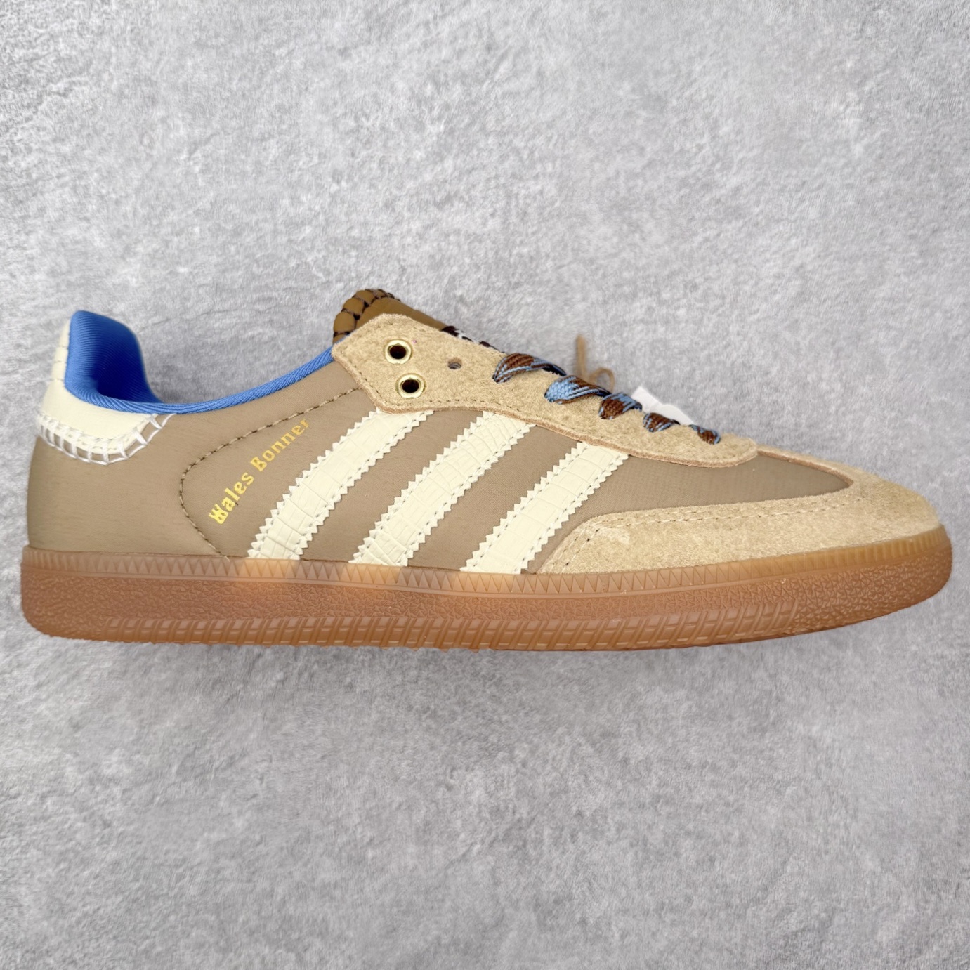 ＃HZ AD Original Samba OG 桑巴复古经典轻便板鞋 IH3261 口碑大厂出品 全网最全AD系列 品控大底版型不断改良更新 全套原纸板楦头开发 确保原汁原味 完美呈现桑巴版型 一比一鞋头弧度高度鞋身弧度 此版本只针对中端市场 皮料材质有所更替 其他数据细节工艺流程均保持一致 绝不口嗨 细节品控鞋型随意对比 正确烫金高频细节 原装纳米超迁皮料 独家私模橡胶大底 原盒原配 这款桑巴鞋展示了高质量的工艺 带有装饰的超锁缝制和无缝的手感 柔软、柔软的皮革造型和标志性的3条纹完成了精致的外观 正规合身鞋带 鞋面上有绒面鞋垫 橡胶鞋底 享受正畸套筒软感 自50年代首次亮相以来就一直在赢得粉丝的青睐 尺码：36 36.5 37.5 38 38.5 39 40 40.5 41 42 42.5 43 44 44.5 45-选品中心