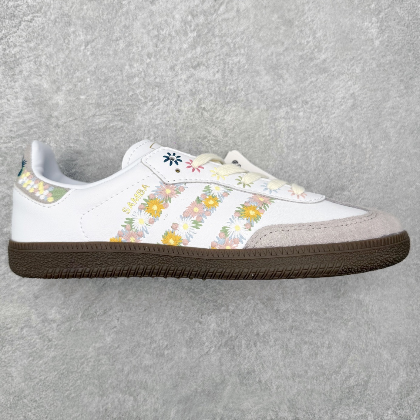 ＃HZ AD Original Samba OG 桑巴复古经典轻便板鞋 HQ5155 口碑大厂出品 全网最全AD系列 品控大底版型不断改良更新 全套原纸板楦头开发 确保原汁原味 完美呈现桑巴版型 一比一鞋头弧度高度鞋身弧度 此版本只针对中端市场 皮料材质有所更替 其他数据细节工艺流程均保持一致 绝不口嗨 细节品控鞋型随意对比 正确烫金高频细节 原装纳米超迁皮料 独家私模橡胶大底 原盒原配 这款桑巴鞋展示了高质量的工艺 带有装饰的超锁缝制和无缝的手感 柔软、柔软的皮革造型和标志性的3条纹完成了精致的外观 正规合身鞋带 鞋面上有绒面鞋垫 橡胶鞋底 享受正畸套筒软感 自50年代首次亮相以来就一直在赢得粉丝的青睐 尺码：36 36.5 37.5 38 38.5 39 40 40.5 41 42 42.5 43 44 44.5 45-选品中心