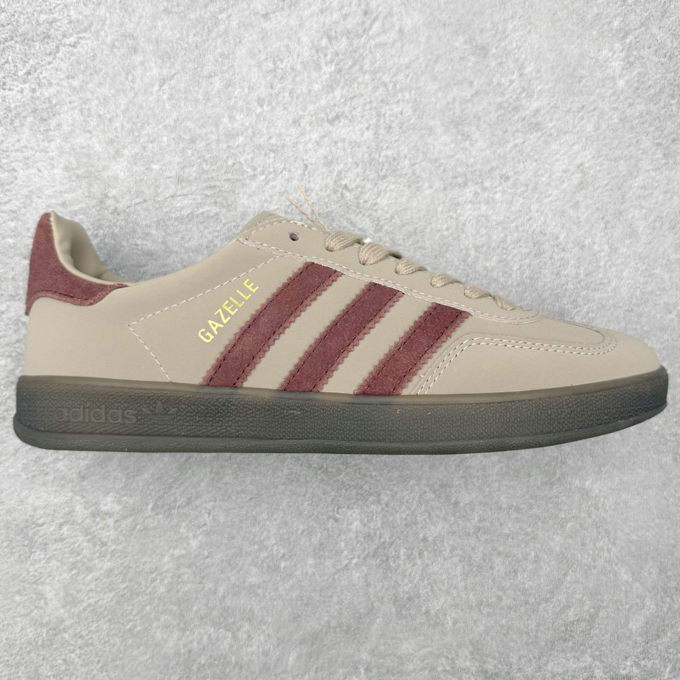 ＃HZ AD Original Gazelle Indoor Trainers 瞪羚室内鞋系列低帮复古百搭休闲运动德训风板鞋 JQ8387 口碑大厂出品 全网最全AD系列 品控大底版型不断改良更新 全套原纸板楦头开发 确保原汁原味 完美呈现桑巴版型 长期补货超性价比特供批次 原厂定制长毛翻毛皮组合环保纤维革鞋面材质 内置环保海玻璃鞋垫 外置RB橡胶大底 产品品控稳定性领先行业 原厂全套原楦原纸板冲刀磨具开发 原厂皮料加持 原厂港宝加持定型后跟R度完美 将复古进行到底 简约流畅 三十年不变经典 这款Gazelle运动鞋 无论面料、配色、质感或设计 都只在重现其1991年原款的经典 皮革鞋面 撞色三条纹和鞋跟标的设计 力求呈现90年代的经典复古风潮 Samba火热的同时 也带动了其它的复古鞋型 Gazelle便是其中一只 Gazelle Indoor拥有包边更宽的T字型鞋头 更好的保护运动员的前掌 浓浓的复古氛围感 非常适合现在流行的Cleanfit风格 尺码：36 36⅔ 37⅓ 38 38⅔ 39⅓ 40 40⅔ 41⅓ 42 42⅔ 43⅓ 44 44⅔ 45-选品中心
