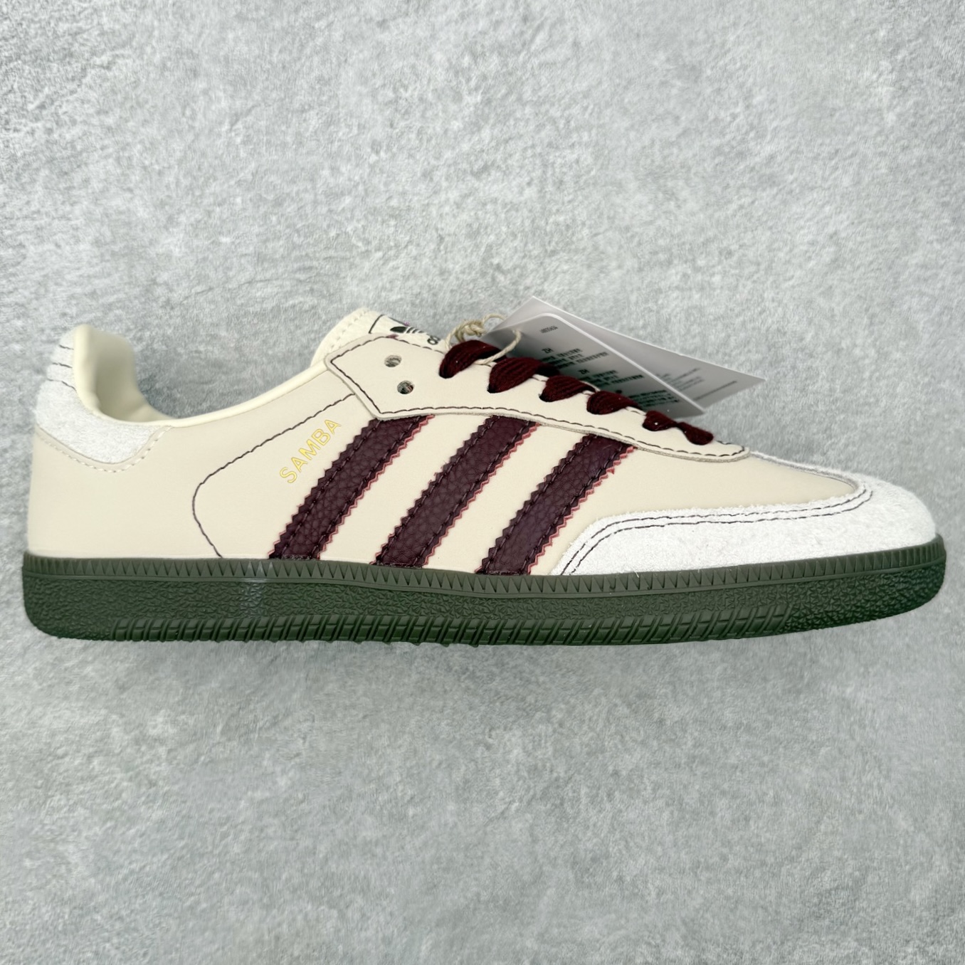 ＃HZ AD Original Samba OG 桑巴复古经典轻便板鞋 IG1987 口碑大厂出品 全网最全AD系列 品控大底版型不断改良更新 全套原纸板楦头开发 确保原汁原味 完美呈现桑巴版型 一比一鞋头弧度高度鞋身弧度 此版本只针对中端市场 皮料材质有所更替 其他数据细节工艺流程均保持一致 绝不口嗨 细节品控鞋型随意对比 正确烫金高频细节 原装纳米超迁皮料 独家私模橡胶大底 原盒原配 这款桑巴鞋展示了高质量的工艺 带有装饰的超锁缝制和无缝的手感 柔软、柔软的皮革造型和标志性的3条纹完成了精致的外观 正规合身鞋带 鞋面上有绒面鞋垫 橡胶鞋底 享受正畸套筒软感 自50年代首次亮相以来就一直在赢得粉丝的青睐 尺码：36 36.5 37.5 38 38.5 39 40 40.5 41 42 42.5 43 44 44.5 45-选品中心