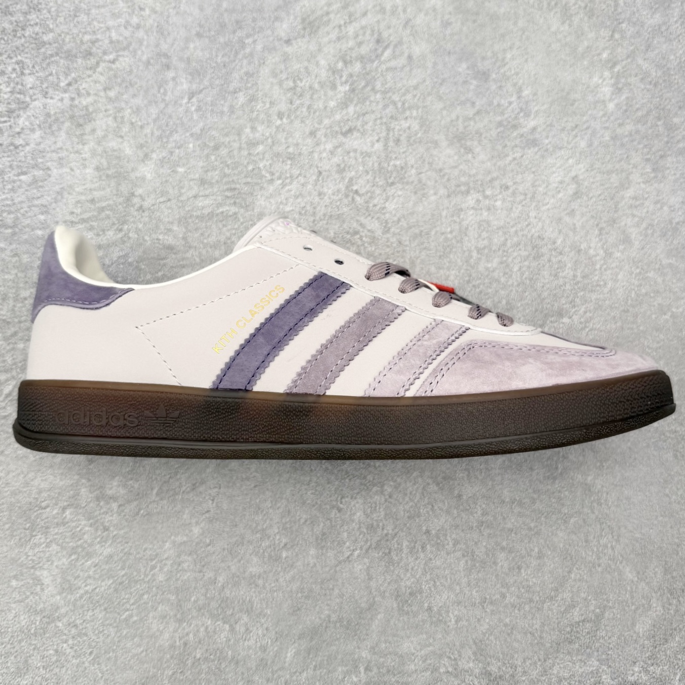 ＃HZ AD Original Gazelle Indoor Trainers 瞪羚室内鞋系列低帮复古百搭休闲运动德训风板鞋 IH0120 口碑大厂出品 全网最全AD系列 品控大底版型不断改良更新 全套原纸板楦头开发 确保原汁原味 完美呈现桑巴版型 长期补货超性价比特供批次 原厂定制长毛翻毛皮组合环保纤维革鞋面材质 内置环保海玻璃鞋垫 外置RB橡胶大底 产品品控稳定性领先行业 原厂全套原楦原纸板冲刀磨具开发 原厂皮料加持 原厂港宝加持定型后跟R度完美 将复古进行到底 简约流畅 三十年不变经典 这款Gazelle运动鞋 无论面料、配色、质感或设计 都只在重现其1991年原款的经典 皮革鞋面 撞色三条纹和鞋跟标的设计 力求呈现90年代的经典复古风潮 Samba火热的同时 也带动了其它的复古鞋型 Gazelle便是其中一只 Gazelle Indoor拥有包边更宽的T字型鞋头 更好的保护运动员的前掌 浓浓的复古氛围感 非常适合现在流行的Cleanfit风格 尺码：36 36⅔ 37⅓ 38 38⅔ 39⅓ 40 40⅔ 41⅓ 42 42⅔ 43⅓ 44 44⅔ 45-选品中心