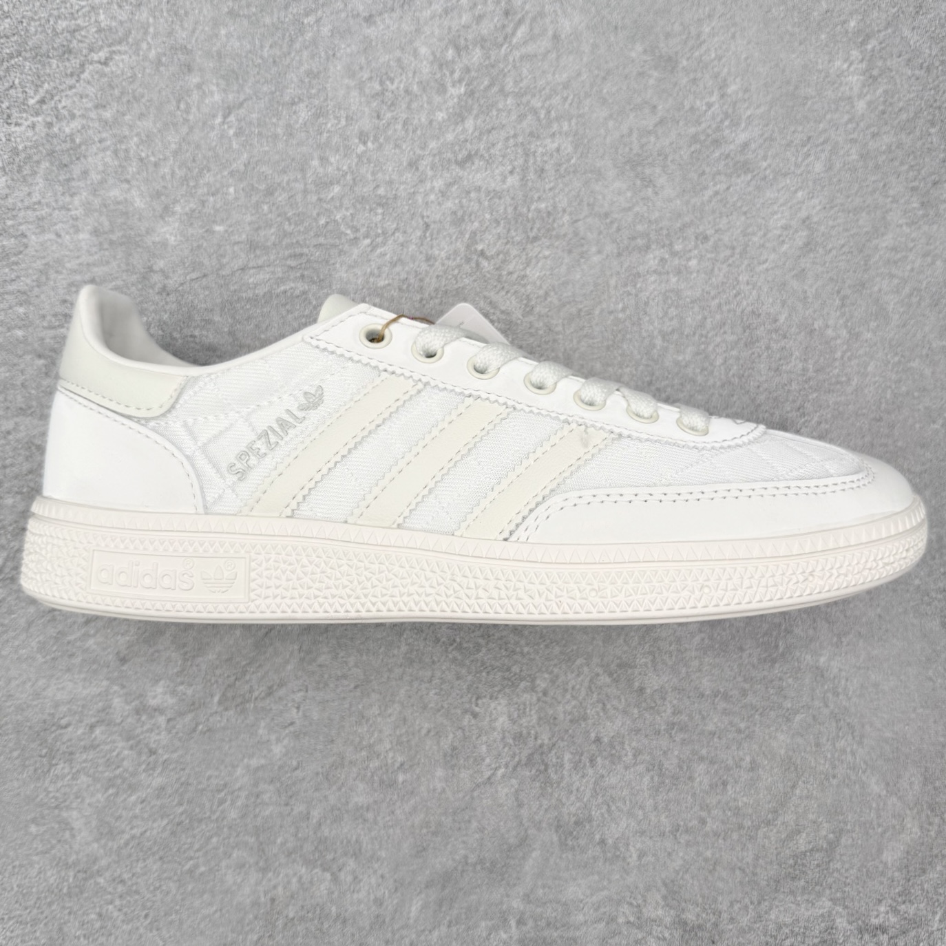 ＃HZ AD Originals Handball SPZL 手球运动员系列百搭休闲运动板鞋 KJ0854 口碑大厂出品 全网最全AD系列 品控大底版型不断改良更新 全套原纸板楦头开发 确保原汁原味 完美呈现版型 这款来自阿迪达斯的这款HANDBALL SPZL前身是一双手球运动鞋，这一次拿来复刻，所以鞋面的主要色彩选用了黑色， 鞋面外侧除了Spezial字母之外还有三叶草标志。Handball SPZL作为复古手球训练鞋与作为室内足球鞋的Samba有着异曲同工之处，但是质感更为出众的鞋身以及丰富的配色选择比起Samba来讲可以说是更胜一筹了！尺码：36 36⅔ 37⅓ 38 38⅔ 39⅓ 40 40⅔ 41⅓ 42 42⅔ 43⅓ 44 44⅔ 45-选品中心