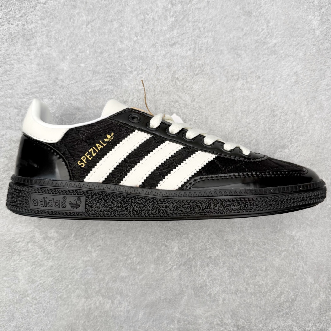 ＃HZ AD Originals Handball SPZL 手球运动员系列百搭休闲运动板鞋 JP5669 口碑大厂出品 全网最全AD系列 品控大底版型不断改良更新 全套原纸板楦头开发 确保原汁原味 完美呈现版型 这款来自阿迪达斯的这款HANDBALL SPZL前身是一双手球运动鞋，这一次拿来复刻，所以鞋面的主要色彩选用了黑色， 鞋面外侧除了Spezial字母之外还有三叶草标志。Handball SPZL作为复古手球训练鞋与作为室内足球鞋的Samba有着异曲同工之处，但是质感更为出众的鞋身以及丰富的配色选择比起Samba来讲可以说是更胜一筹了！尺码：36 36⅔ 37⅓ 38 38⅔ 39⅓ 40 40⅔ 41⅓ 42 42⅔ 43⅓ 44 44⅔ 45-选品中心
