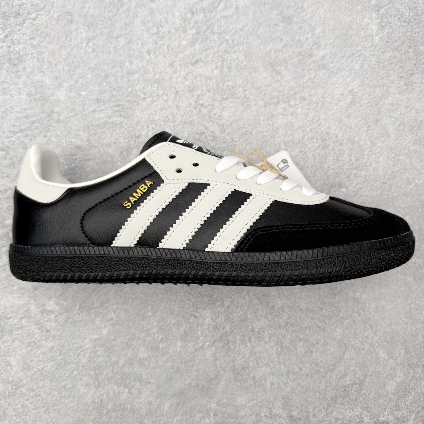 ＃HZ AD Original Samba OG 桑巴复古经典轻便板鞋 JP5282 口碑大厂出品 全网最全AD系列 品控大底版型不断改良更新 全套原纸板楦头开发 确保原汁原味 完美呈现桑巴版型 一比一鞋头弧度高度鞋身弧度 此版本只针对中端市场 皮料材质有所更替 其他数据细节工艺流程均保持一致 绝不口嗨 细节品控鞋型随意对比 正确烫金高频细节 原装纳米超迁皮料 独家私模橡胶大底 原盒原配 这款桑巴鞋展示了高质量的工艺 带有装饰的超锁缝制和无缝的手感 柔软、柔软的皮革造型和标志性的3条纹完成了精致的外观 正规合身鞋带 鞋面上有绒面鞋垫 橡胶鞋底 享受正畸套筒软感 自50年代首次亮相以来就一直在赢得粉丝的青睐 尺码：36 36.5 37.5 38 38.5 39 40 40.5 41 42 42.5 43 44 44.5 45-选品中心