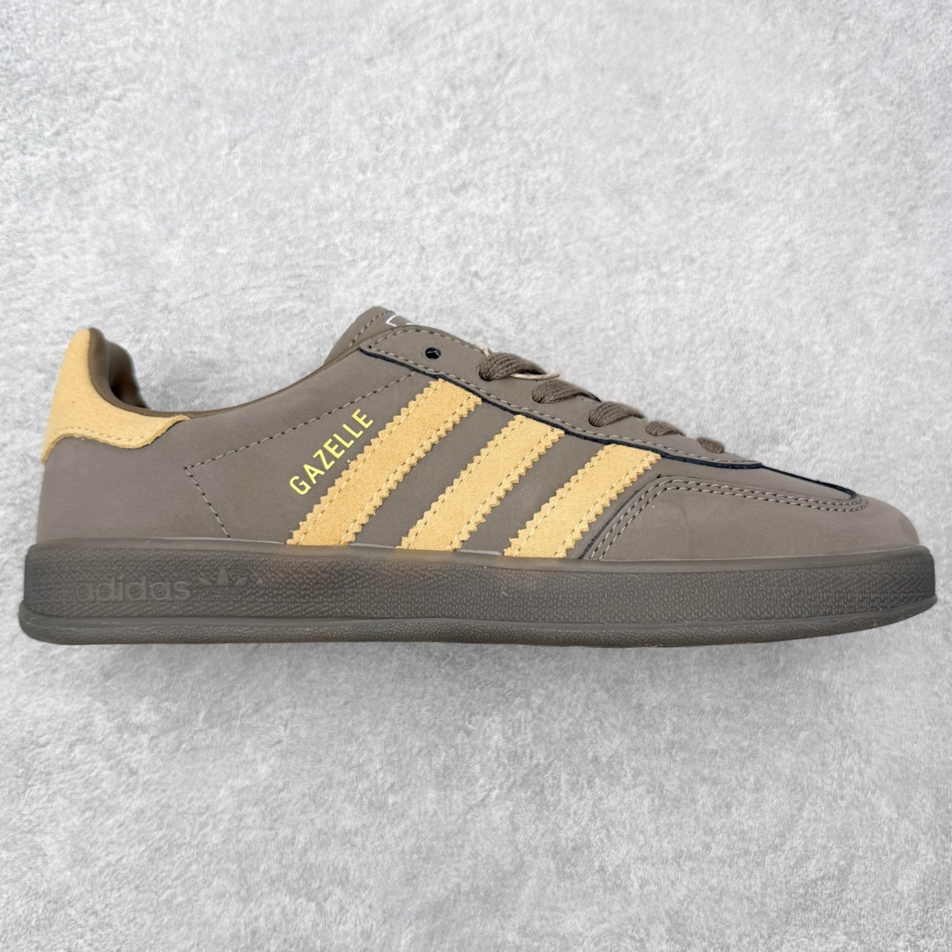 ＃HZ AD Original Gazelle Indoor Trainers 瞪羚室内鞋系列低帮复古百搭休闲运动德训风板鞋 JQ8386 口碑大厂出品 全网最全AD系列 品控大底版型不断改良更新 全套原纸板楦头开发 确保原汁原味 完美呈现桑巴版型 长期补货超性价比特供批次 原厂定制长毛翻毛皮组合环保纤维革鞋面材质 内置环保海玻璃鞋垫 外置RB橡胶大底 产品品控稳定性领先行业 原厂全套原楦原纸板冲刀磨具开发 原厂皮料加持 原厂港宝加持定型后跟R度完美 将复古进行到底 简约流畅 三十年不变经典 这款Gazelle运动鞋 无论面料、配色、质感或设计 都只在重现其1991年原款的经典 皮革鞋面 撞色三条纹和鞋跟标的设计 力求呈现90年代的经典复古风潮 Samba火热的同时 也带动了其它的复古鞋型 Gazelle便是其中一只 Gazelle Indoor拥有包边更宽的T字型鞋头 更好的保护运动员的前掌 浓浓的复古氛围感 非常适合现在流行的Cleanfit风格 尺码：36 36⅔ 37⅓ 38 38⅔ 39⅓ 40 40⅔ 41⅓ 42 42⅔ 43⅓ 44 44⅔ 45-选品中心