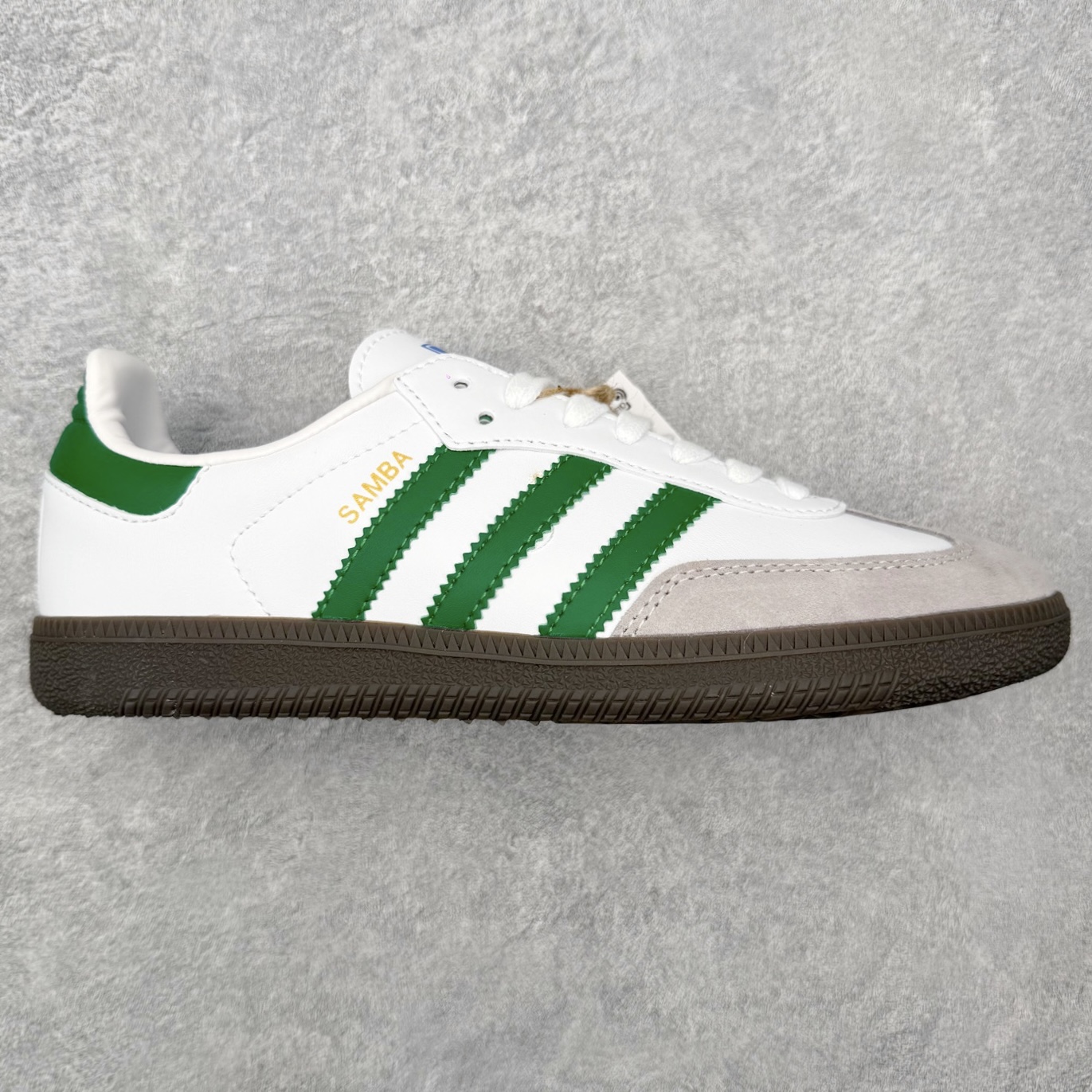 ＃HZ AD Original Samba OG 桑巴复古经典轻便板鞋 IG1024 口碑大厂出品 全网最全AD系列 品控大底版型不断改良更新 全套原纸板楦头开发 确保原汁原味 完美呈现桑巴版型 一比一鞋头弧度高度鞋身弧度 此版本只针对中端市场 皮料材质有所更替 其他数据细节工艺流程均保持一致 绝不口嗨 细节品控鞋型随意对比 正确烫金高频细节 原装纳米超迁皮料 独家私模橡胶大底 原盒原配 这款桑巴鞋展示了高质量的工艺 带有装饰的超锁缝制和无缝的手感 柔软、柔软的皮革造型和标志性的3条纹完成了精致的外观 正规合身鞋带 鞋面上有绒面鞋垫 橡胶鞋底 享受正畸套筒软感 自50年代首次亮相以来就一直在赢得粉丝的青睐 尺码：36 36.5 37.5 38 38.5 39 40 40.5 41 42 42.5 43 44 44.5 45-选品中心