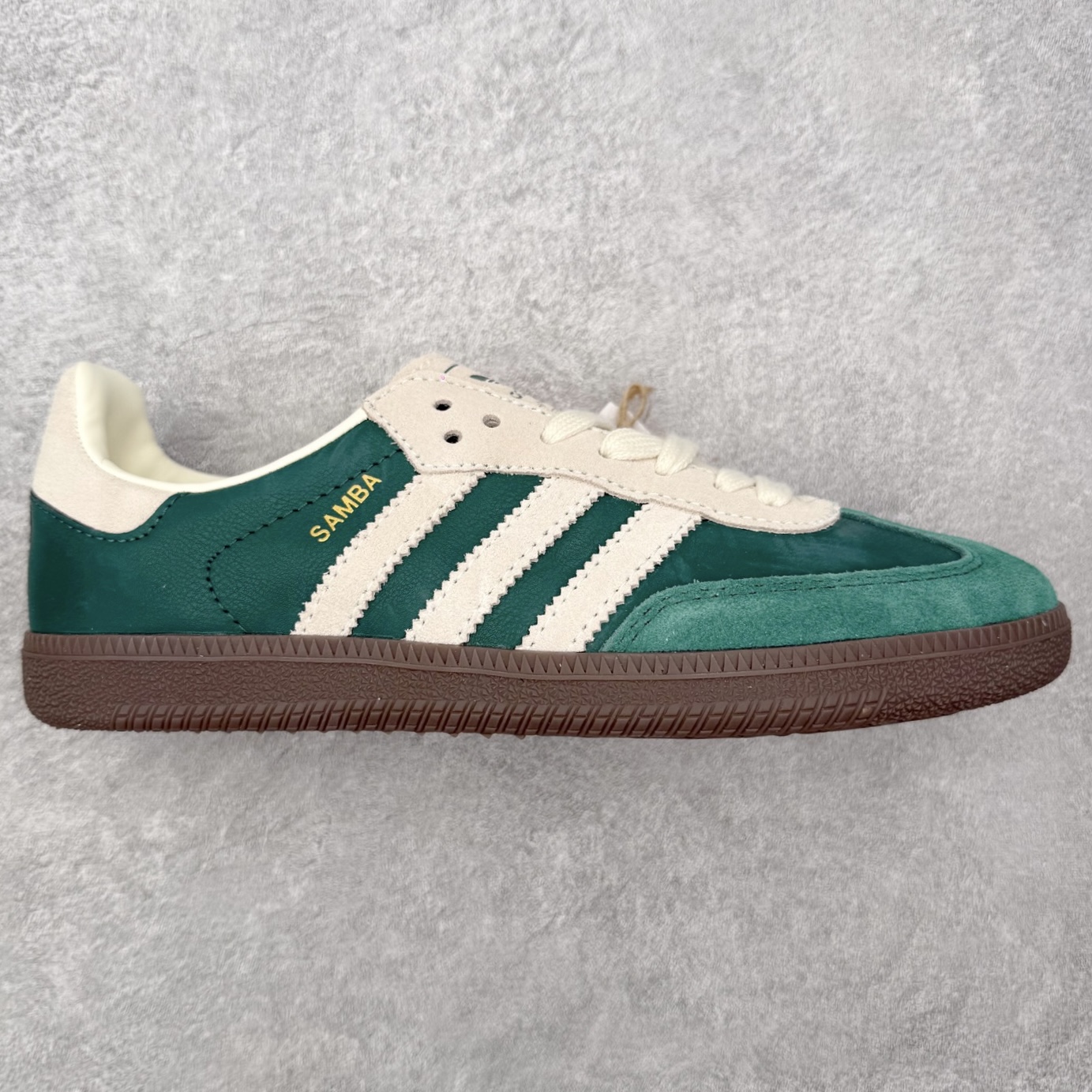 ＃HZ AD Original Samba OG 桑巴复古经典轻便板鞋 JI3215 口碑大厂出品 全网最全AD系列 品控大底版型不断改良更新 全套原纸板楦头开发 确保原汁原味 完美呈现桑巴版型 一比一鞋头弧度高度鞋身弧度 此版本只针对中端市场 皮料材质有所更替 其他数据细节工艺流程均保持一致 绝不口嗨 细节品控鞋型随意对比 正确烫金高频细节 原装纳米超迁皮料 独家私模橡胶大底 原盒原配 这款桑巴鞋展示了高质量的工艺 带有装饰的超锁缝制和无缝的手感 柔软、柔软的皮革造型和标志性的3条纹完成了精致的外观 正规合身鞋带 鞋面上有绒面鞋垫 橡胶鞋底 享受正畸套筒软感 自50年代首次亮相以来就一直在赢得粉丝的青睐 尺码：36 36.5 37.5 38 38.5 39 40 40.5 41 42 42.5 43 44 44.5 45-选品中心