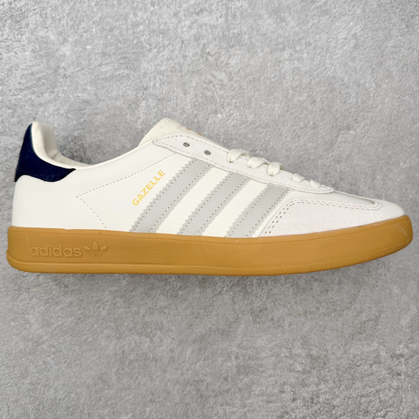 ＃HZ AD Original Gazelle Indoor Trainers 瞪羚室内鞋系列低帮复古百搭休闲运动德训风板鞋 IH8547 口碑大厂出品 全网最全AD系列 品控大底版型不断改良更新 全套原纸板楦头开发 确保原汁原味 完美呈现桑巴版型 长期补货超性价比特供批次 原厂定制长毛翻毛皮组合环保纤维革鞋面材质 内置环保海玻璃鞋垫 外置RB橡胶大底 产品品控稳定性领先行业 原厂全套原楦原纸板冲刀磨具开发 原厂皮料加持 原厂港宝加持定型后跟R度完美 将复古进行到底 简约流畅 三十年不变经典 这款Gazelle运动鞋 无论面料、配色、质感或设计 都只在重现其1991年原款的经典 皮革鞋面 撞色三条纹和鞋跟标的设计 力求呈现90年代的经典复古风潮 Samba火热的同时 也带动了其它的复古鞋型 Gazelle便是其中一只 Gazelle Indoor拥有包边更宽的T字型鞋头 更好的保护运动员的前掌 浓浓的复古氛围感 非常适合现在流行的Cleanfit风格 尺码：36 36⅔ 37⅓ 38 38⅔ 39⅓ 40 40⅔ 41⅓ 42 42⅔ 43⅓ 44 44⅔ 45-选品中心