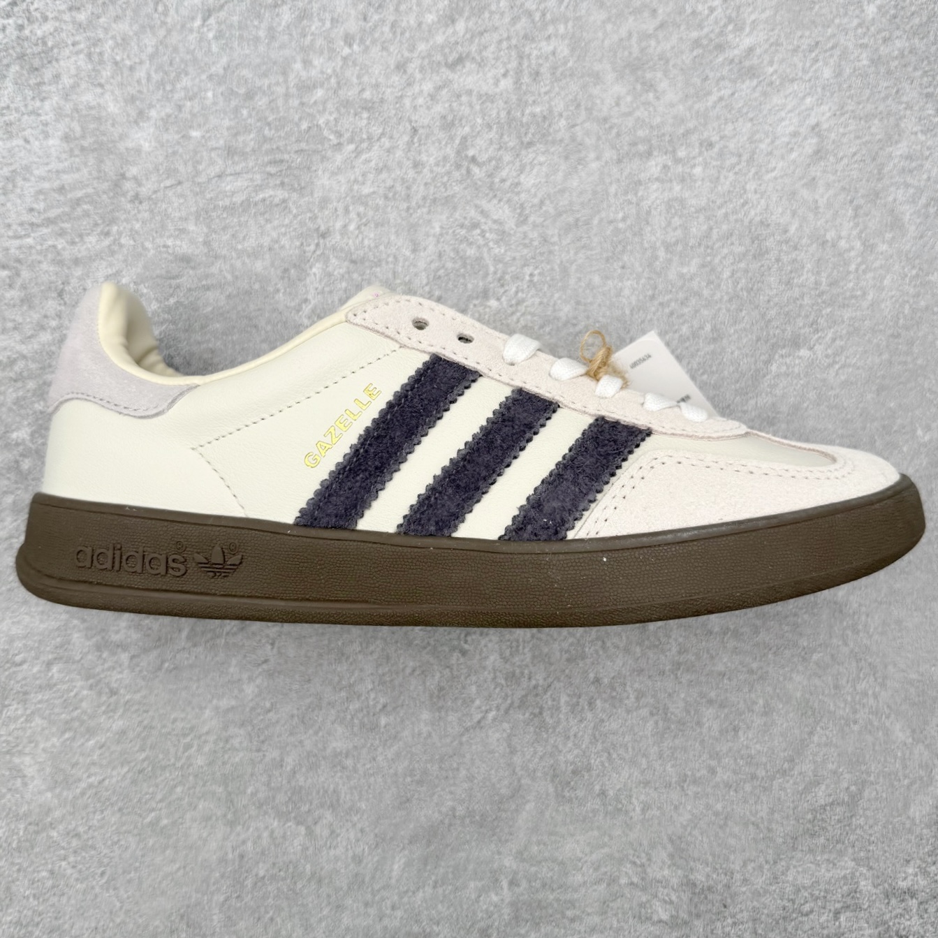 ＃HZ AD Original Gazelle Indoor Trainers 瞪羚室内鞋系列低帮复古百搭休闲运动德训风板鞋 IH8548 口碑大厂出品 全网最全AD系列 品控大底版型不断改良更新 全套原纸板楦头开发 确保原汁原味 完美呈现桑巴版型 长期补货超性价比特供批次 原厂定制长毛翻毛皮组合环保纤维革鞋面材质 内置环保海玻璃鞋垫 外置RB橡胶大底 产品品控稳定性领先行业 原厂全套原楦原纸板冲刀磨具开发 原厂皮料加持 原厂港宝加持定型后跟R度完美 将复古进行到底 简约流畅 三十年不变经典 这款Gazelle运动鞋 无论面料、配色、质感或设计 都只在重现其1991年原款的经典 皮革鞋面 撞色三条纹和鞋跟标的设计 力求呈现90年代的经典复古风潮 Samba火热的同时 也带动了其它的复古鞋型 Gazelle便是其中一只 Gazelle Indoor拥有包边更宽的T字型鞋头 更好的保护运动员的前掌 浓浓的复古氛围感 非常适合现在流行的Cleanfit风格 尺码：36 36⅔ 37⅓ 38 38⅔ 39⅓ 40 40⅔ 41⅓ 42 42⅔ 43⅓ 44 44⅔ 45-选品中心