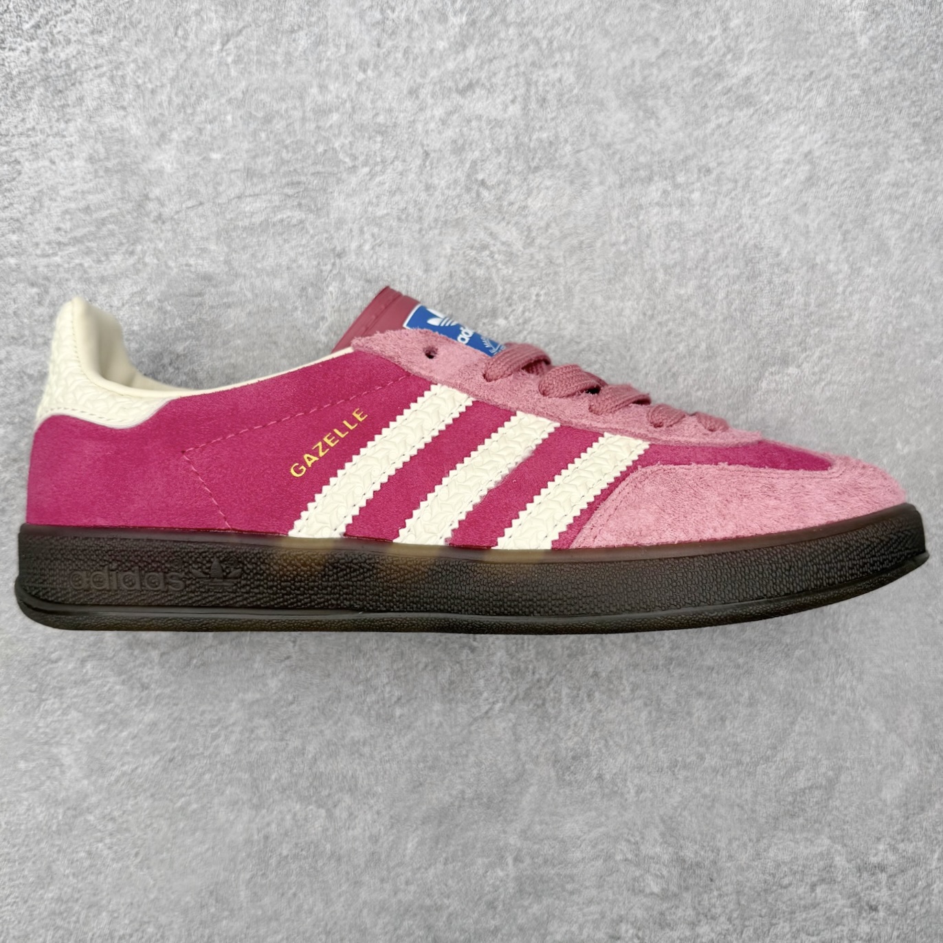 ＃HZ AD Original Gazelle Indoor Trainers 瞪羚室内鞋系列低帮复古百搭休闲运动德训风板鞋 IF1809 口碑大厂出品 全网最全AD系列 品控大底版型不断改良更新 全套原纸板楦头开发 确保原汁原味 完美呈现桑巴版型 长期补货超性价比特供批次 原厂定制长毛翻毛皮组合环保纤维革鞋面材质 内置环保海玻璃鞋垫 外置RB橡胶大底 产品品控稳定性领先行业 原厂全套原楦原纸板冲刀磨具开发 原厂皮料加持 原厂港宝加持定型后跟R度完美 将复古进行到底 简约流畅 三十年不变经典 这款Gazelle运动鞋 无论面料、配色、质感或设计 都只在重现其1991年原款的经典 皮革鞋面 撞色三条纹和鞋跟标的设计 力求呈现90年代的经典复古风潮 Samba火热的同时 也带动了其它的复古鞋型 Gazelle便是其中一只 Gazelle Indoor拥有包边更宽的T字型鞋头 更好的保护运动员的前掌 浓浓的复古氛围感 非常适合现在流行的Cleanfit风格 尺码：36 36⅔ 37⅓ 38 38⅔ 39⅓ 40 40⅔ 41⅓ 42 42⅔ 43⅓ 44 44⅔ 45-选品中心