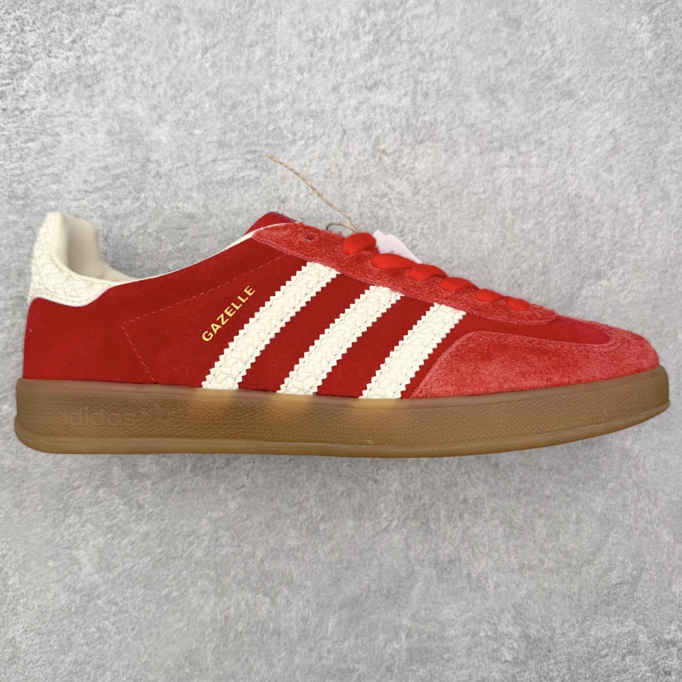 ＃HZ AD Original Gazelle Indoor Trainers 瞪羚室内鞋系列低帮复古百搭休闲运动德训风板鞋 IF1808 口碑大厂出品 全网最全AD系列 品控大底版型不断改良更新 全套原纸板楦头开发 确保原汁原味 完美呈现桑巴版型 长期补货超性价比特供批次 原厂定制长毛翻毛皮组合环保纤维革鞋面材质 内置环保海玻璃鞋垫 外置RB橡胶大底 产品品控稳定性领先行业 原厂全套原楦原纸板冲刀磨具开发 原厂皮料加持 原厂港宝加持定型后跟R度完美 将复古进行到底 简约流畅 三十年不变经典 这款Gazelle运动鞋 无论面料、配色、质感或设计 都只在重现其1991年原款的经典 皮革鞋面 撞色三条纹和鞋跟标的设计 力求呈现90年代的经典复古风潮 Samba火热的同时 也带动了其它的复古鞋型 Gazelle便是其中一只 Gazelle Indoor拥有包边更宽的T字型鞋头 更好的保护运动员的前掌 浓浓的复古氛围感 非常适合现在流行的Cleanfit风格 尺码：36 36⅔ 37⅓ 38 38⅔ 39⅓ 40 40⅔ 41⅓ 42 42⅔ 43⅓ 44 44⅔ 45-选品中心
