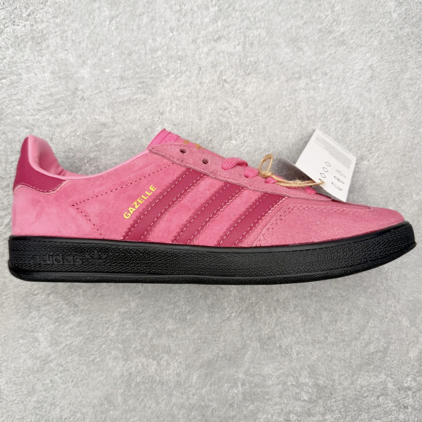 ＃HZ AD Original Gazelle Indoor Trainers 瞪羚室内鞋系列低帮复古百搭休闲运动德训风板鞋 JI2585 口碑大厂出品 全网最全AD系列 品控大底版型不断改良更新 全套原纸板楦头开发 确保原汁原味 完美呈现桑巴版型 长期补货超性价比特供批次 原厂定制长毛翻毛皮组合环保纤维革鞋面材质 内置环保海玻璃鞋垫 外置RB橡胶大底 产品品控稳定性领先行业 原厂全套原楦原纸板冲刀磨具开发 原厂皮料加持 原厂港宝加持定型后跟R度完美 将复古进行到底 简约流畅 三十年不变经典 这款Gazelle运动鞋 无论面料、配色、质感或设计 都只在重现其1991年原款的经典 皮革鞋面 撞色三条纹和鞋跟标的设计 力求呈现90年代的经典复古风潮 Samba火热的同时 也带动了其它的复古鞋型 Gazelle便是其中一只 Gazelle Indoor拥有包边更宽的T字型鞋头 更好的保护运动员的前掌 浓浓的复古氛围感 非常适合现在流行的Cleanfit风格 尺码：36 36⅔ 37⅓ 38 38⅔ 39⅓ 40 40⅔ 41⅓ 42 42⅔ 43⅓ 44 44⅔ 45-选品中心