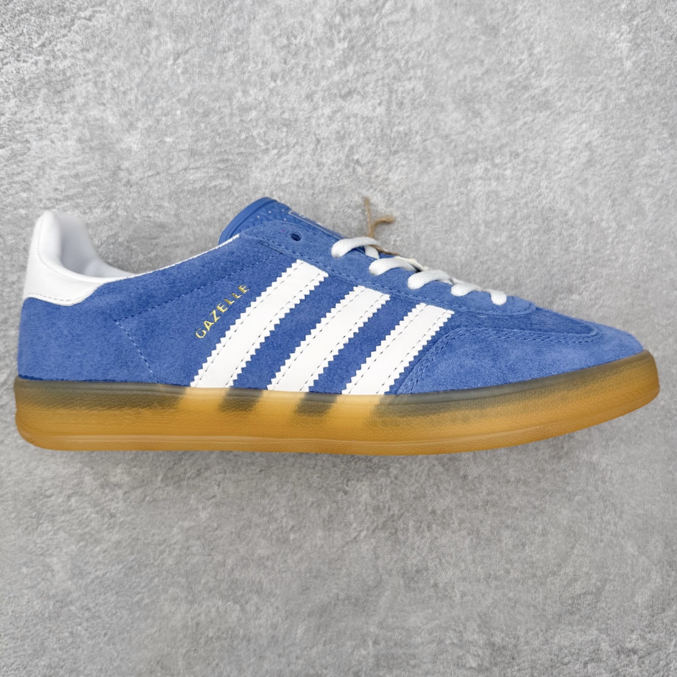 ＃HZ AD Original Gazelle Indoor Trainers 瞪羚室内鞋系列低帮复古百搭休闲运动德训风板鞋 HQ8717 口碑大厂出品 全网最全AD系列 品控大底版型不断改良更新 全套原纸板楦头开发 确保原汁原味 完美呈现桑巴版型 长期补货超性价比特供批次 原厂定制长毛翻毛皮组合环保纤维革鞋面材质 内置环保海玻璃鞋垫 外置RB橡胶大底 产品品控稳定性领先行业 原厂全套原楦原纸板冲刀磨具开发 原厂皮料加持 原厂港宝加持定型后跟R度完美 将复古进行到底 简约流畅 三十年不变经典 这款Gazelle运动鞋 无论面料、配色、质感或设计 都只在重现其1991年原款的经典 皮革鞋面 撞色三条纹和鞋跟标的设计 力求呈现90年代的经典复古风潮 Samba火热的同时 也带动了其它的复古鞋型 Gazelle便是其中一只 Gazelle Indoor拥有包边更宽的T字型鞋头 更好的保护运动员的前掌 浓浓的复古氛围感 非常适合现在流行的Cleanfit风格 尺码：36 36⅔ 37⅓ 38 38⅔ 39⅓ 40 40⅔ 41⅓ 42 42⅔ 43⅓ 44 44⅔ 45-选品中心
