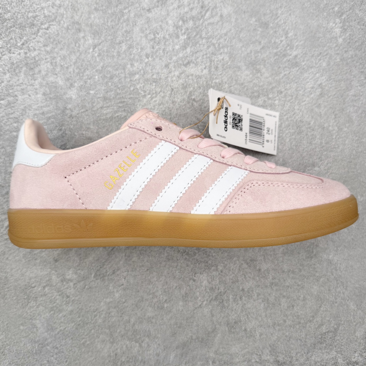 ＃HZ AD Original Gazelle Indoor Trainers 瞪羚室内鞋系列低帮复古百搭休闲运动德训风板鞋 IH5484 口碑大厂出品 全网最全AD系列 品控大底版型不断改良更新 全套原纸板楦头开发 确保原汁原味 完美呈现桑巴版型 长期补货超性价比特供批次 原厂定制长毛翻毛皮组合环保纤维革鞋面材质 内置环保海玻璃鞋垫 外置RB橡胶大底 产品品控稳定性领先行业 原厂全套原楦原纸板冲刀磨具开发 原厂皮料加持 原厂港宝加持定型后跟R度完美 将复古进行到底 简约流畅 三十年不变经典 这款Gazelle运动鞋 无论面料、配色、质感或设计 都只在重现其1991年原款的经典 皮革鞋面 撞色三条纹和鞋跟标的设计 力求呈现90年代的经典复古风潮 Samba火热的同时 也带动了其它的复古鞋型 Gazelle便是其中一只 Gazelle Indoor拥有包边更宽的T字型鞋头 更好的保护运动员的前掌 浓浓的复古氛围感 非常适合现在流行的Cleanfit风格 尺码：36 36⅔ 37⅓ 38 38⅔ 39⅓ 40 40⅔ 41⅓ 42 42⅔ 43⅓ 44 44⅔ 45-选品中心