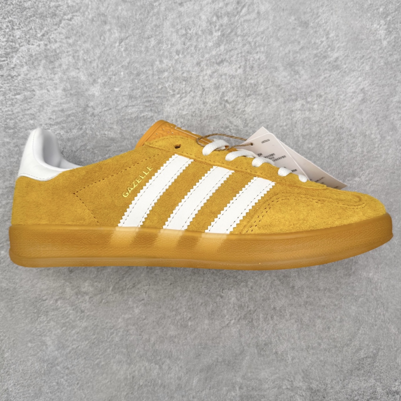 ＃HZ AD Original Gazelle Indoor Trainers 瞪羚室内鞋系列低帮复古百搭休闲运动德训风板鞋 HQ8716 口碑大厂出品 全网最全AD系列 品控大底版型不断改良更新 全套原纸板楦头开发 确保原汁原味 完美呈现桑巴版型 长期补货超性价比特供批次 原厂定制长毛翻毛皮组合环保纤维革鞋面材质 内置环保海玻璃鞋垫 外置RB橡胶大底 产品品控稳定性领先行业 原厂全套原楦原纸板冲刀磨具开发 原厂皮料加持 原厂港宝加持定型后跟R度完美 将复古进行到底 简约流畅 三十年不变经典 这款Gazelle运动鞋 无论面料、配色、质感或设计 都只在重现其1991年原款的经典 皮革鞋面 撞色三条纹和鞋跟标的设计 力求呈现90年代的经典复古风潮 Samba火热的同时 也带动了其它的复古鞋型 Gazelle便是其中一只 Gazelle Indoor拥有包边更宽的T字型鞋头 更好的保护运动员的前掌 浓浓的复古氛围感 非常适合现在流行的Cleanfit风格 尺码：36 36⅔ 37⅓ 38 38⅔ 39⅓ 40 40⅔ 41⅓ 42 42⅔ 43⅓ 44 44⅔ 45-选品中心