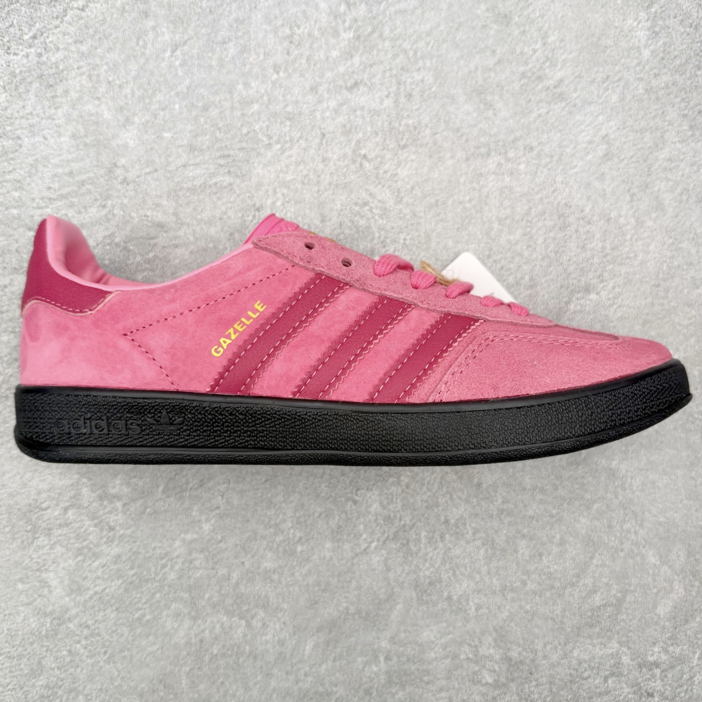 ＃HZ AD Original Gazelle Indoor Trainers 瞪羚室内鞋系列低帮复古百搭休闲运动德训风板鞋 JI2585 口碑大厂出品 全网最全AD系列 品控大底版型不断改良更新 全套原纸板楦头开发 确保原汁原味 完美呈现桑巴版型 长期补货超性价比特供批次 原厂定制长毛翻毛皮组合环保纤维革鞋面材质 内置环保海玻璃鞋垫 外置RB橡胶大底 产品品控稳定性领先行业 原厂全套原楦原纸板冲刀磨具开发 原厂皮料加持 原厂港宝加持定型后跟R度完美 将复古进行到底 简约流畅 三十年不变经典 这款Gazelle运动鞋 无论面料、配色、质感或设计 都只在重现其1991年原款的经典 皮革鞋面 撞色三条纹和鞋跟标的设计 力求呈现90年代的经典复古风潮 Samba火热的同时 也带动了其它的复古鞋型 Gazelle便是其中一只 Gazelle Indoor拥有包边更宽的T字型鞋头 更好的保护运动员的前掌 浓浓的复古氛围感 非常适合现在流行的Cleanfit风格 尺码：36 36⅔ 37⅓ 38 38⅔ 39⅓ 40 40⅔ 41⅓ 42 42⅔ 43⅓ 44 44⅔ 45-选品中心
