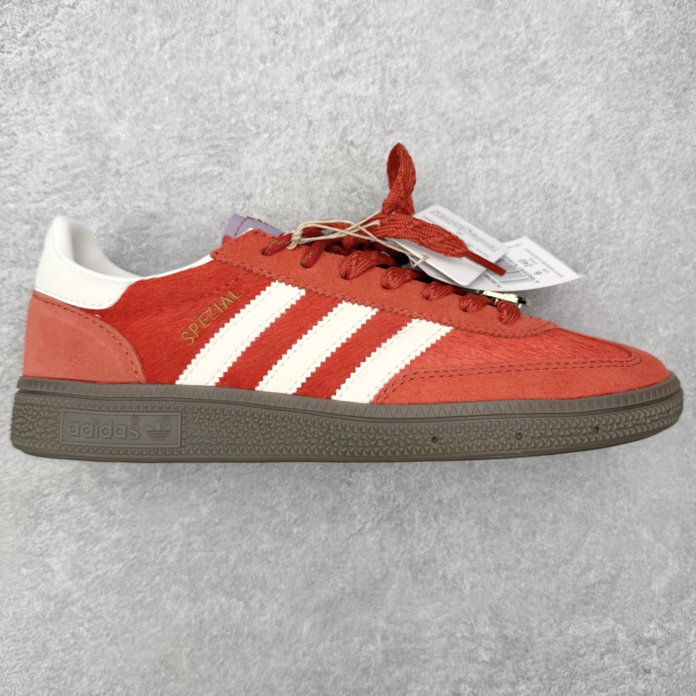 ＃HZ AD Originals Handball SPZL 手球运动员系列百搭休闲运动板鞋 KJ6299 口碑大厂出品 全网最全AD系列 品控大底版型不断改良更新 全套原纸板楦头开发 确保原汁原味 完美呈现版型 这款来自阿迪达斯的这款HANDBALL SPZL前身是一双手球运动鞋，这一次拿来复刻，所以鞋面的主要色彩选用了黑色， 鞋面外侧除了Spezial字母之外还有三叶草标志。Handball SPZL作为复古手球训练鞋与作为室内足球鞋的Samba有着异曲同工之处，但是质感更为出众的鞋身以及丰富的配色选择比起Samba来讲可以说是更胜一筹了！尺码：36 36⅔ 37⅓ 38 38⅔ 39⅓ 40 40⅔ 41⅓ 42 42⅔ 43⅓ 44 44⅔ 45-选品中心