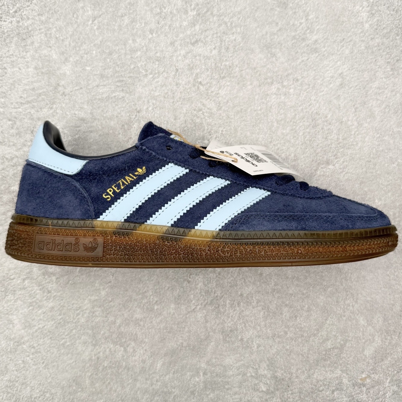 ＃HZ AD Originals Handball SPZL 手球运动员系列百搭休闲运动板鞋 BD7633 口碑大厂出品 全网最全AD系列 品控大底版型不断改良更新 全套原纸板楦头开发 确保原汁原味 完美呈现版型 这款来自阿迪达斯的这款HANDBALL SPZL前身是一双手球运动鞋，这一次拿来复刻，所以鞋面的主要色彩选用了黑色， 鞋面外侧除了Spezial字母之外还有三叶草标志。Handball SPZL作为复古手球训练鞋与作为室内足球鞋的Samba有着异曲同工之处，但是质感更为出众的鞋身以及丰富的配色选择比起Samba来讲可以说是更胜一筹了！尺码：36 36⅔ 37⅓ 38 38⅔ 39⅓ 40 40⅔ 41⅓ 42 42⅔ 43⅓ 44 44⅔ 45-选品中心