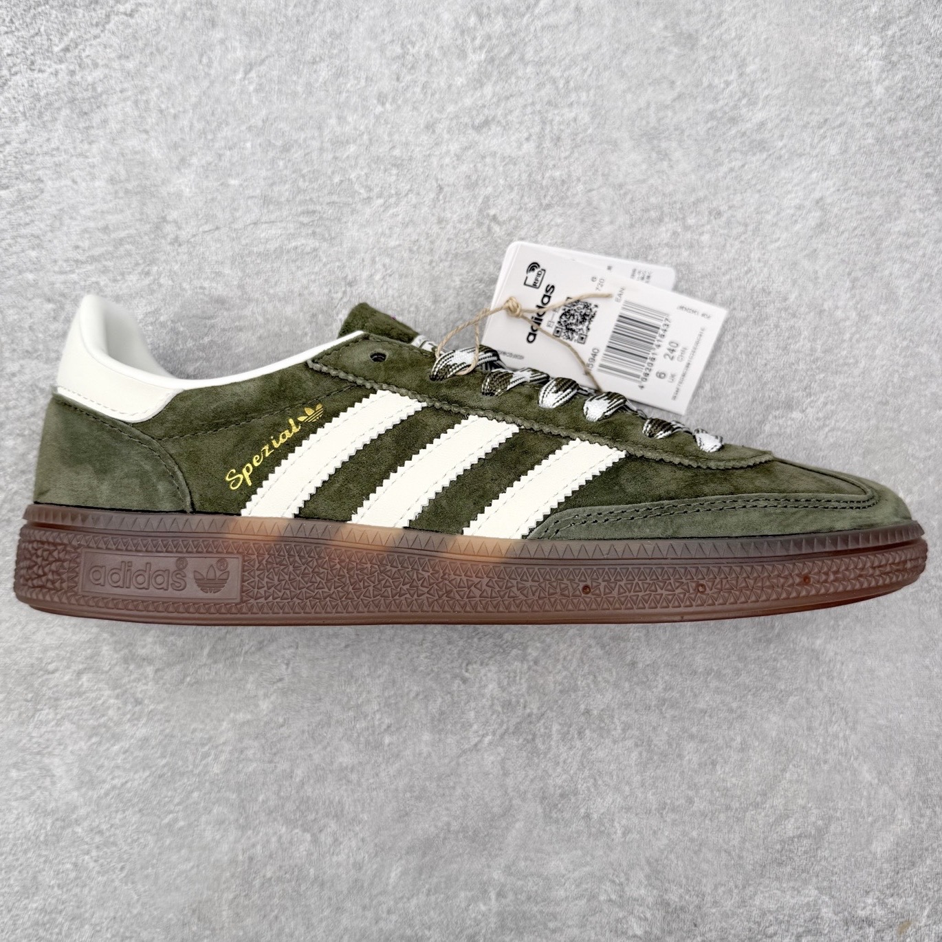 ＃HZ AD Originals Handball SPZL 手球运动员系列百搭休闲运动板鞋 KI5940 口碑大厂出品 全网最全AD系列 品控大底版型不断改良更新 全套原纸板楦头开发 确保原汁原味 完美呈现版型 这款来自阿迪达斯的这款HANDBALL SPZL前身是一双手球运动鞋，这一次拿来复刻，所以鞋面的主要色彩选用了黑色， 鞋面外侧除了Spezial字母之外还有三叶草标志。Handball SPZL作为复古手球训练鞋与作为室内足球鞋的Samba有着异曲同工之处，但是质感更为出众的鞋身以及丰富的配色选择比起Samba来讲可以说是更胜一筹了！尺码：36 36⅔ 37⅓ 38 38⅔ 39⅓ 40 40⅔ 41⅓ 42 42⅔ 43⅓ 44 44⅔ 45-选品中心