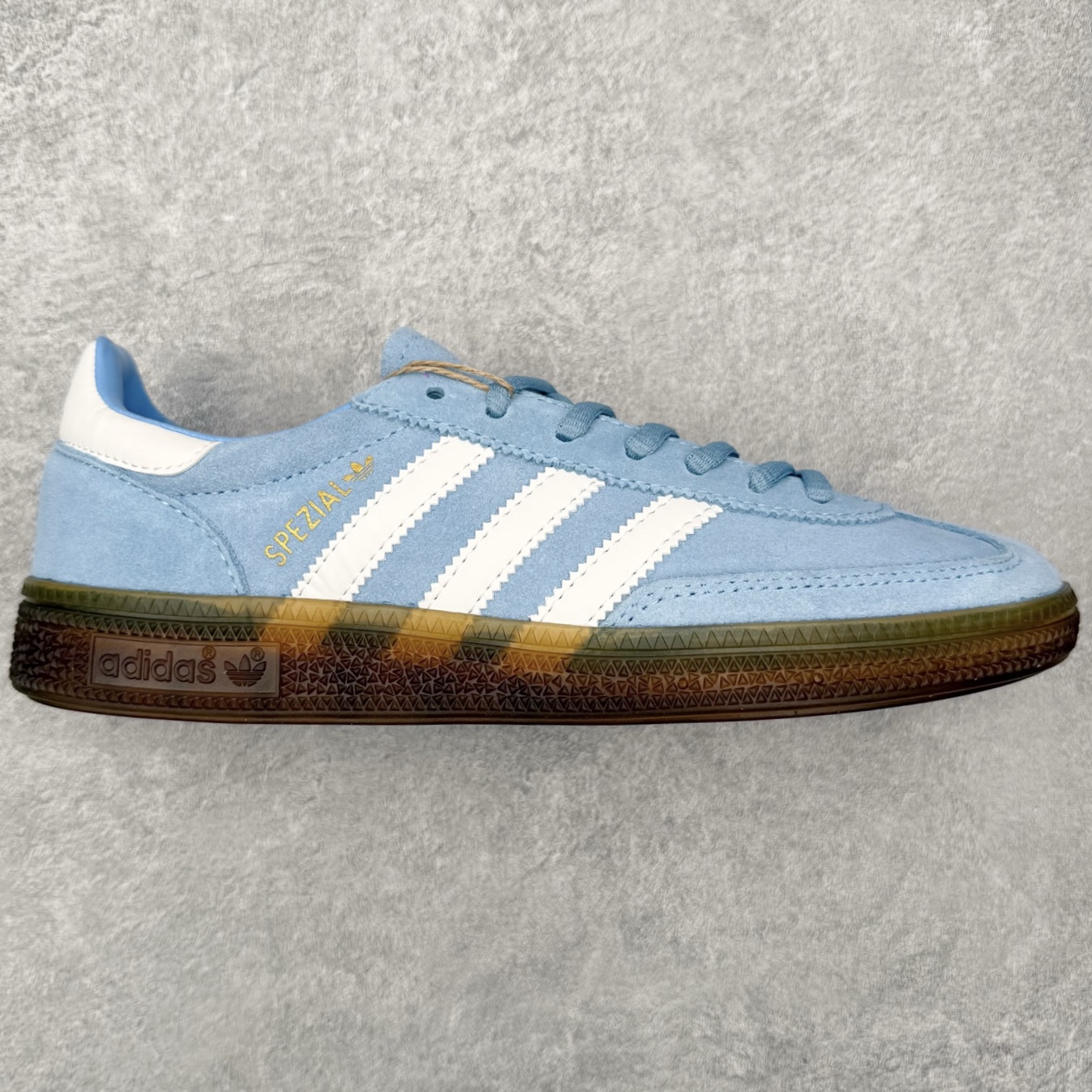 ＃HZ AD Originals Handball SPZL 手球运动员系列百搭休闲运动板鞋 BD7632 口碑大厂出品 全网最全AD系列 品控大底版型不断改良更新 全套原纸板楦头开发 确保原汁原味 完美呈现版型 这款来自阿迪达斯的这款HANDBALL SPZL前身是一双手球运动鞋，这一次拿来复刻，所以鞋面的主要色彩选用了黑色， 鞋面外侧除了Spezial字母之外还有三叶草标志。Handball SPZL作为复古手球训练鞋与作为室内足球鞋的Samba有着异曲同工之处，但是质感更为出众的鞋身以及丰富的配色选择比起Samba来讲可以说是更胜一筹了！尺码：36 36⅔ 37⅓ 38 38⅔ 39⅓ 40 40⅔ 41⅓ 42 42⅔ 43⅓ 44 44⅔ 45-选品中心