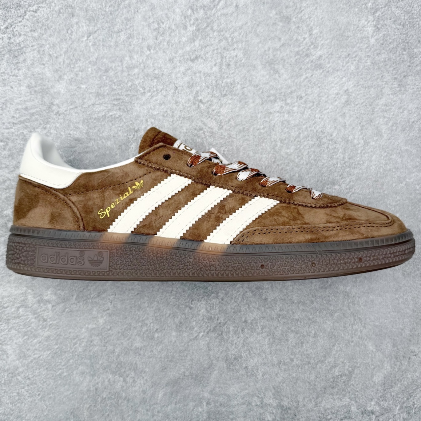 ＃HZ AD Originals Handball SPZL 手球运动员系列百搭休闲运动板鞋 KI5938 口碑大厂出品 全网最全AD系列 品控大底版型不断改良更新 全套原纸板楦头开发 确保原汁原味 完美呈现版型 这款来自阿迪达斯的这款HANDBALL SPZL前身是一双手球运动鞋，这一次拿来复刻，所以鞋面的主要色彩选用了黑色， 鞋面外侧除了Spezial字母之外还有三叶草标志。Handball SPZL作为复古手球训练鞋与作为室内足球鞋的Samba有着异曲同工之处，但是质感更为出众的鞋身以及丰富的配色选择比起Samba来讲可以说是更胜一筹了！尺码：36 36⅔ 37⅓ 38 38⅔ 39⅓ 40 40⅔ 41⅓ 42 42⅔ 43⅓ 44 44⅔ 45-选品中心