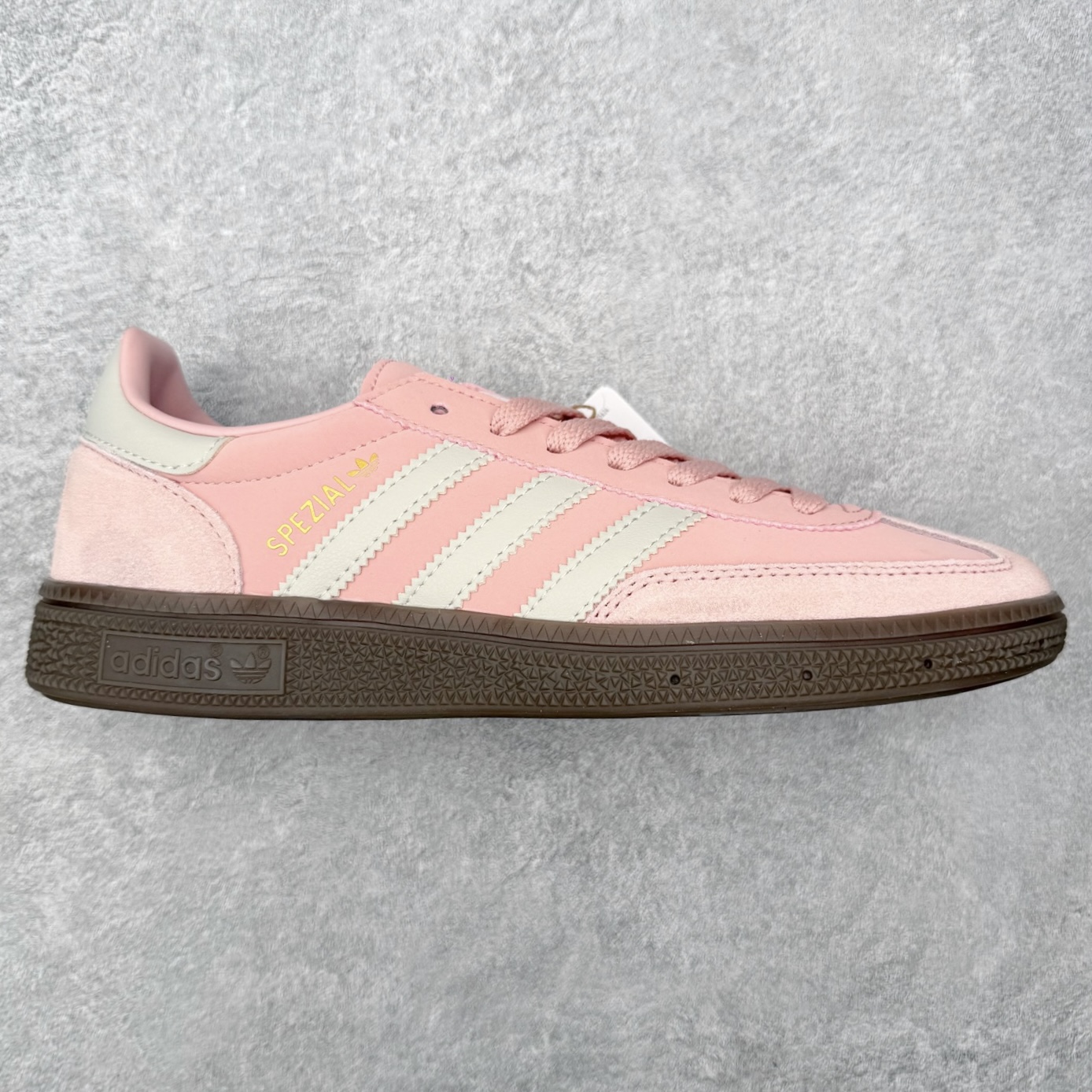 ＃HZ AD Originals Handball SPZL 手球运动员系列百搭休闲运动板鞋 JI2646 口碑大厂出品 全网最全AD系列 品控大底版型不断改良更新 全套原纸板楦头开发 确保原汁原味 完美呈现版型 这款来自阿迪达斯的这款HANDBALL SPZL前身是一双手球运动鞋，这一次拿来复刻，所以鞋面的主要色彩选用了黑色， 鞋面外侧除了Spezial字母之外还有三叶草标志。Handball SPZL作为复古手球训练鞋与作为室内足球鞋的Samba有着异曲同工之处，但是质感更为出众的鞋身以及丰富的配色选择比起Samba来讲可以说是更胜一筹了！尺码：36 36⅔ 37⅓ 38 38⅔ 39⅓ 40 40⅔ 41⅓ 42 42⅔ 43⅓ 44 44⅔ 45-选品中心