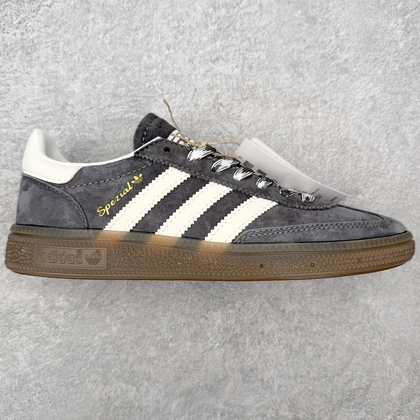 ＃HZ AD Originals Handball SPZL 手球运动员系列百搭休闲运动板鞋 KJ6303 口碑大厂出品 全网最全AD系列 品控大底版型不断改良更新 全套原纸板楦头开发 确保原汁原味 完美呈现版型 这款来自阿迪达斯的这款HANDBALL SPZL前身是一双手球运动鞋，这一次拿来复刻，所以鞋面的主要色彩选用了黑色， 鞋面外侧除了Spezial字母之外还有三叶草标志。Handball SPZL作为复古手球训练鞋与作为室内足球鞋的Samba有着异曲同工之处，但是质感更为出众的鞋身以及丰富的配色选择比起Samba来讲可以说是更胜一筹了！尺码：36 36⅔ 37⅓ 38 38⅔ 39⅓ 40 40⅔ 41⅓ 42 42⅔ 43⅓ 44 44⅔ 45-选品中心