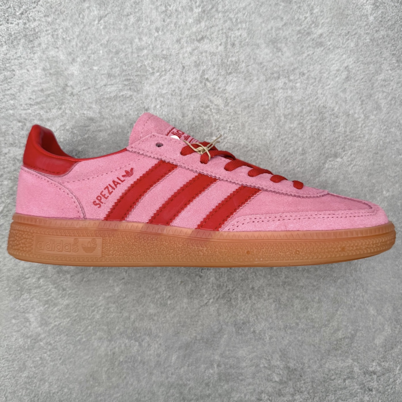 ＃HZ AD Originals Handball SPZL 手球运动员系列百搭休闲运动板鞋 JR5006 口碑大厂出品 全网最全AD系列 品控大底版型不断改良更新 全套原纸板楦头开发 确保原汁原味 完美呈现版型 这款来自阿迪达斯的这款HANDBALL SPZL前身是一双手球运动鞋，这一次拿来复刻，所以鞋面的主要色彩选用了黑色， 鞋面外侧除了Spezial字母之外还有三叶草标志。Handball SPZL作为复古手球训练鞋与作为室内足球鞋的Samba有着异曲同工之处，但是质感更为出众的鞋身以及丰富的配色选择比起Samba来讲可以说是更胜一筹了！尺码：36 36⅔ 37⅓ 38 38⅔ 39⅓ 40 40⅔ 41⅓ 42 42⅔ 43⅓ 44 44⅔ 45-选品中心