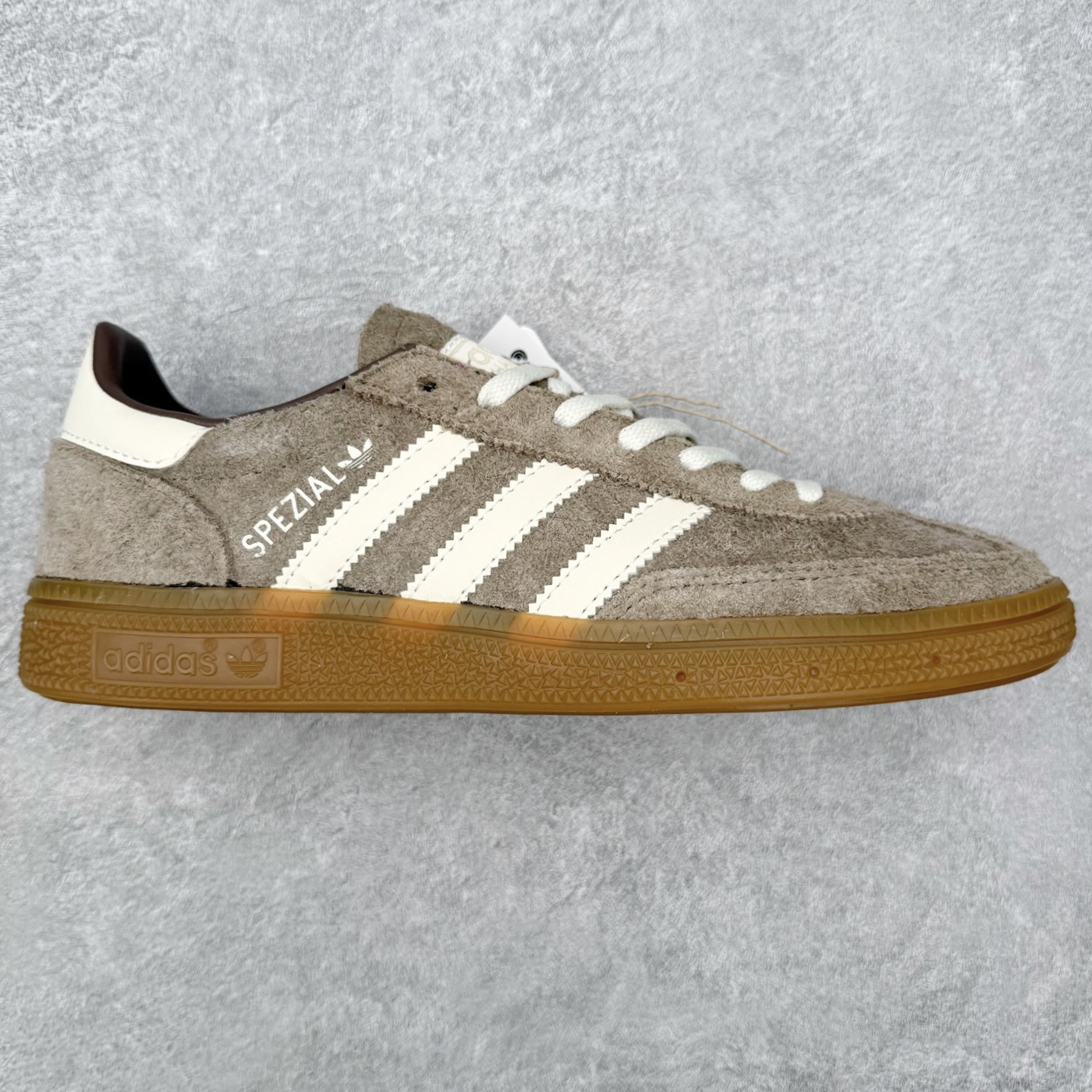 ＃HZ AD Originals Handball SPZL 手球运动员系列百搭休闲运动板鞋 IF6490 口碑大厂出品 全网最全AD系列 品控大底版型不断改良更新 全套原纸板楦头开发 确保原汁原味 完美呈现版型 这款来自阿迪达斯的这款HANDBALL SPZL前身是一双手球运动鞋，这一次拿来复刻，所以鞋面的主要色彩选用了黑色， 鞋面外侧除了Spezial字母之外还有三叶草标志。Handball SPZL作为复古手球训练鞋与作为室内足球鞋的Samba有着异曲同工之处，但是质感更为出众的鞋身以及丰富的配色选择比起Samba来讲可以说是更胜一筹了！尺码：36 36⅔ 37⅓ 38 38⅔ 39⅓ 40 40⅔ 41⅓ 42 42⅔ 43⅓ 44 44⅔ 45-选品中心