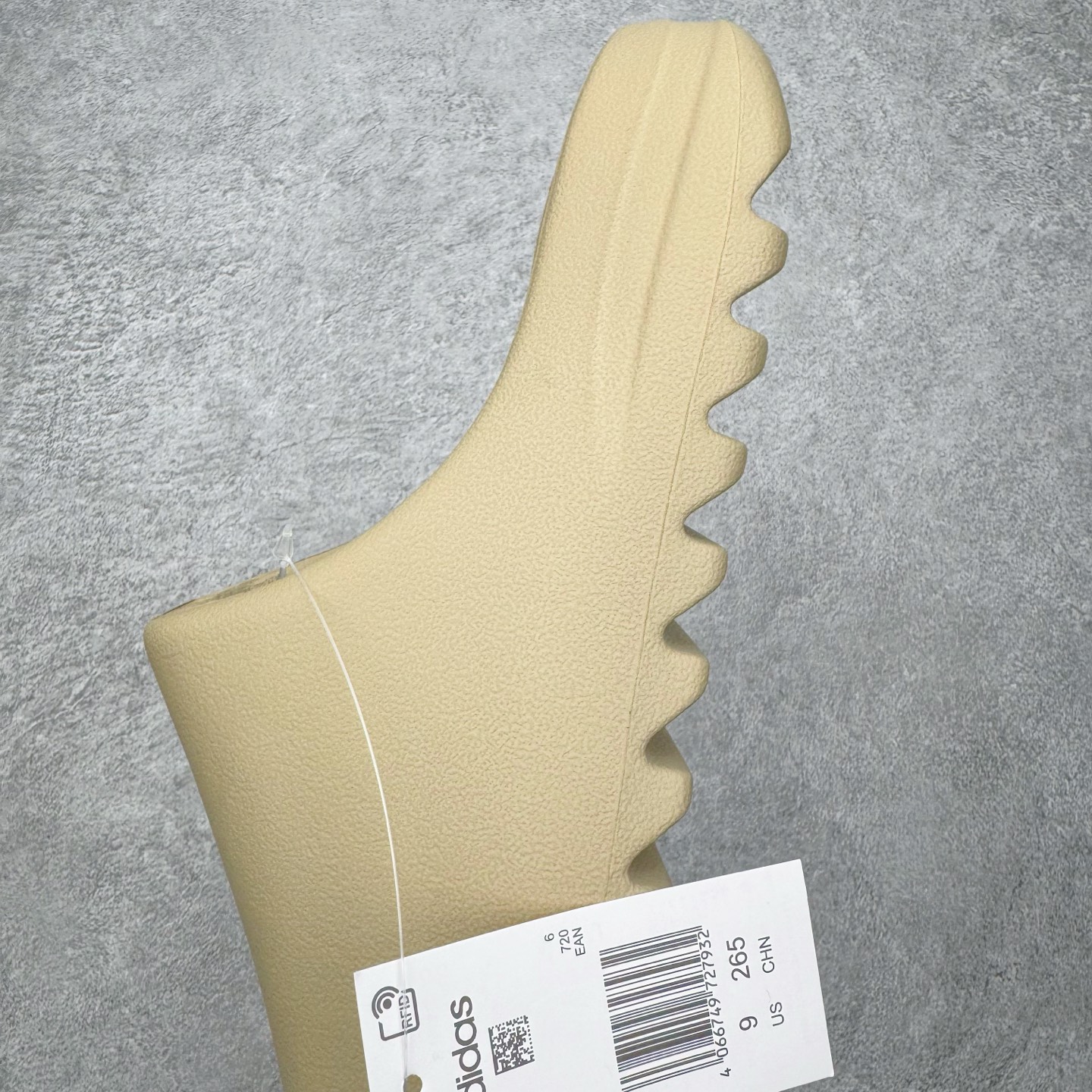 图片[7]-＃外贸订单福利 YEEZY 椰子拖鞋/洞洞鞋 史诗级福利 超值回馈捡漏 买到就是赚 真白菜价 好好把握 工厂清仓处理 zp专柜 直播间399 499一样的东西 帮你极致省钱 同源公司EVA粒子环保塑料 原厂指令配方 弹性卡色均保持原鞋一致 匠心打造 采用原厂进口MD全套模具打造 全套原楦头 鞋口弧度大小 鞋面色泽质感同步原鞋 LOGO内侧钢印清晰工整 原厂定制原标 同比ZP 符合人体设计 正常尺码：36 37 38 39 40 41 42 43 44 45-选品中心