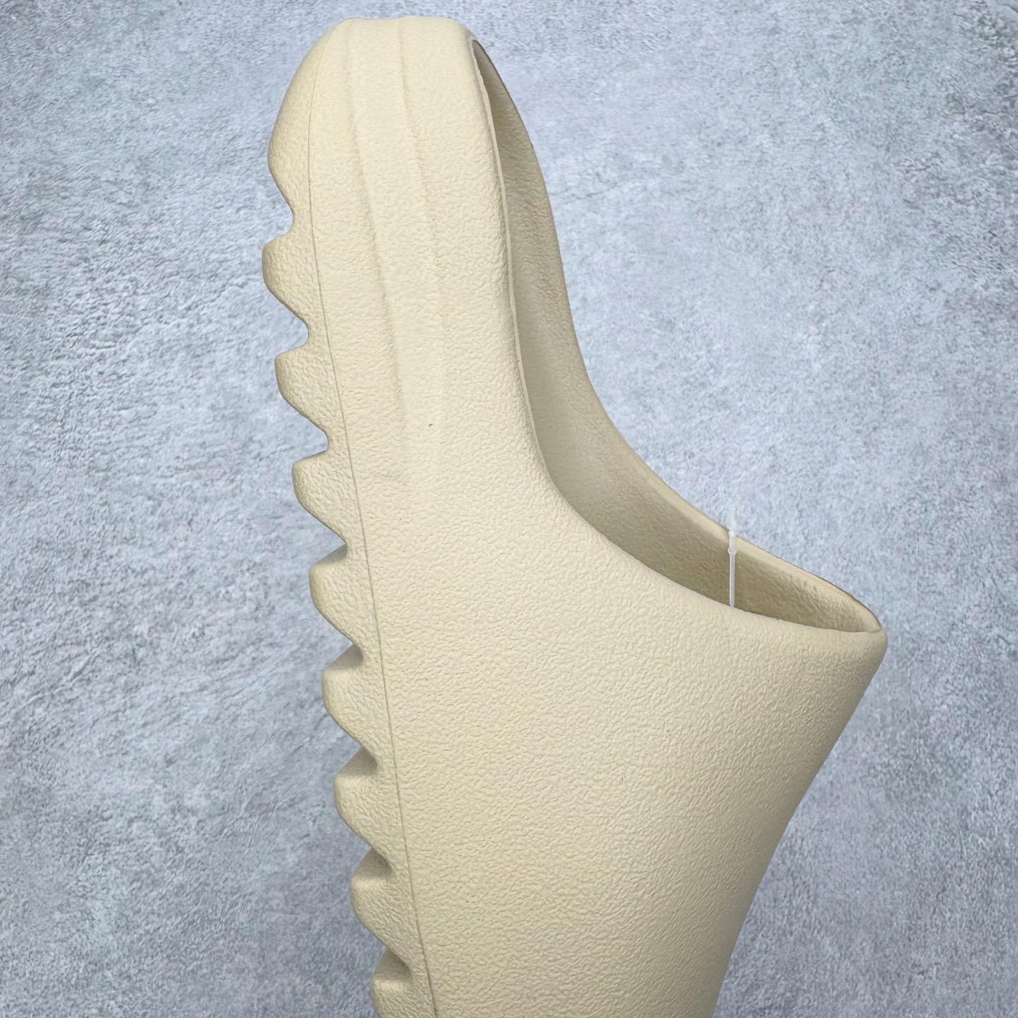 图片[6]-＃外贸订单福利 YEEZY 椰子拖鞋/洞洞鞋 史诗级福利 超值回馈捡漏 买到就是赚 真白菜价 好好把握 工厂清仓处理 zp专柜 直播间399 499一样的东西 帮你极致省钱 同源公司EVA粒子环保塑料 原厂指令配方 弹性卡色均保持原鞋一致 匠心打造 采用原厂进口MD全套模具打造 全套原楦头 鞋口弧度大小 鞋面色泽质感同步原鞋 LOGO内侧钢印清晰工整 原厂定制原标 同比ZP 符合人体设计 正常尺码：36 37 38 39 40 41 42 43 44 45-选品中心