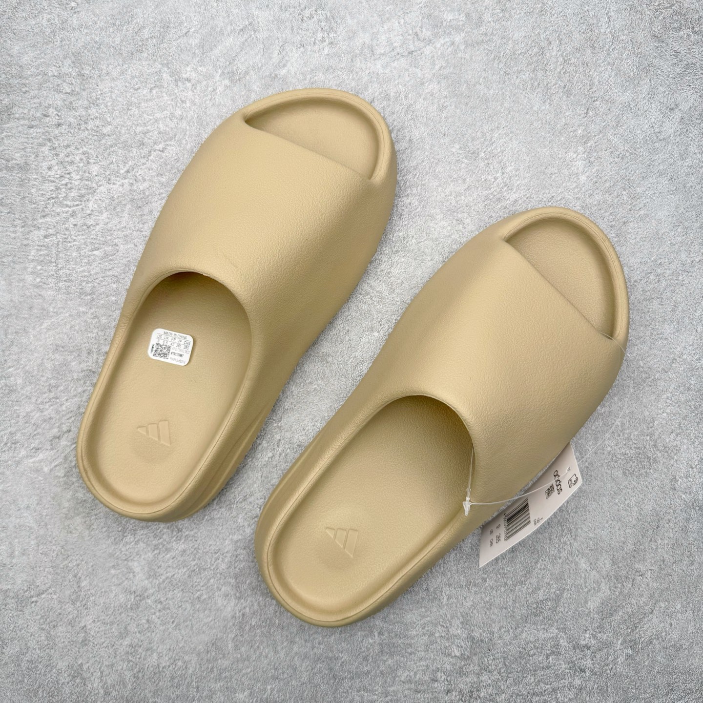 图片[3]-＃外贸订单福利 YEEZY 椰子拖鞋/洞洞鞋 史诗级福利 超值回馈捡漏 买到就是赚 真白菜价 好好把握 工厂清仓处理 zp专柜 直播间399 499一样的东西 帮你极致省钱 同源公司EVA粒子环保塑料 原厂指令配方 弹性卡色均保持原鞋一致 匠心打造 采用原厂进口MD全套模具打造 全套原楦头 鞋口弧度大小 鞋面色泽质感同步原鞋 LOGO内侧钢印清晰工整 原厂定制原标 同比ZP 符合人体设计 正常尺码：36 37 38 39 40 41 42 43 44 45-选品中心