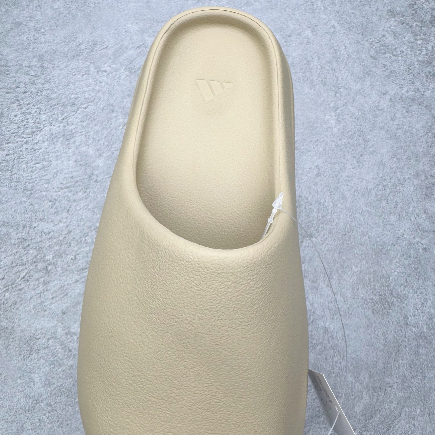 图片[5]-＃外贸订单福利 YEEZY 椰子拖鞋/洞洞鞋 史诗级福利 超值回馈捡漏 买到就是赚 真白菜价 好好把握 工厂清仓处理 zp专柜 直播间399 499一样的东西 帮你极致省钱 同源公司EVA粒子环保塑料 原厂指令配方 弹性卡色均保持原鞋一致 匠心打造 采用原厂进口MD全套模具打造 全套原楦头 鞋口弧度大小 鞋面色泽质感同步原鞋 LOGO内侧钢印清晰工整 原厂定制原标 同比ZP 符合人体设计 正常尺码：36 37 38 39 40 41 42 43 44 45-选品中心